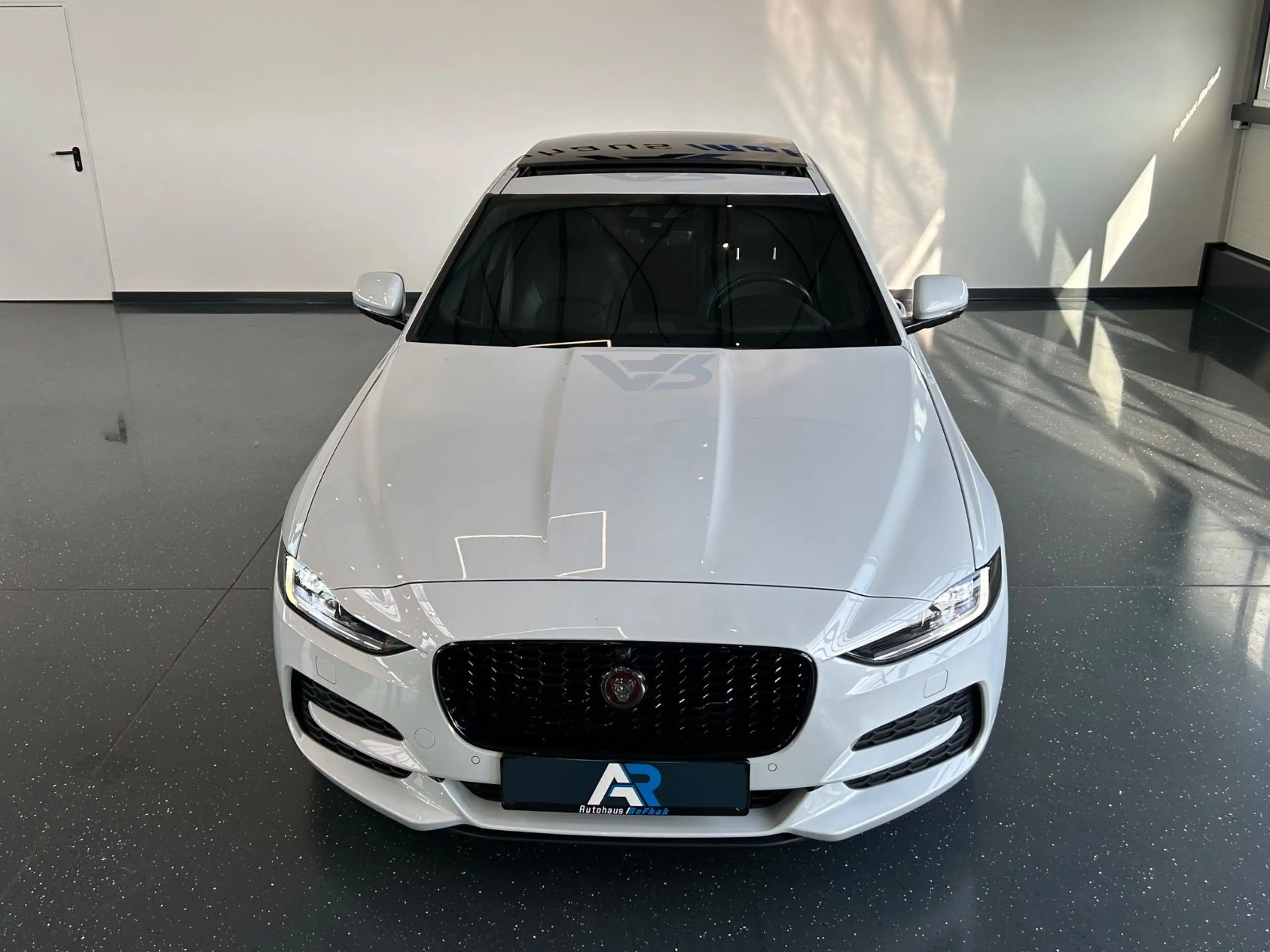 Jaguar XE S R-DYNAMIC*360GRAD*SHZ*LED*PANORAMA*BLACK-LI — photo 5