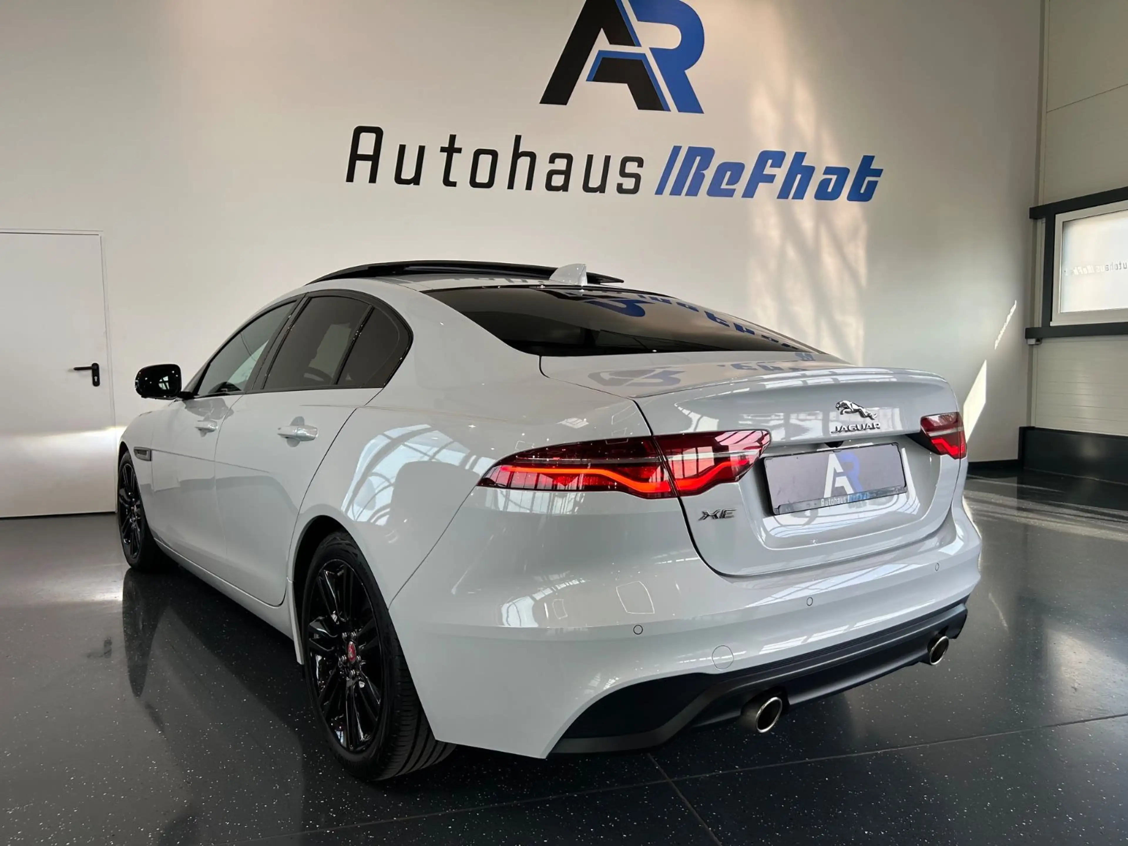 Jaguar XE S R-DYNAMIC*360GRAD*SHZ*LED*PANORAMA*BLACK-LI — photo 14