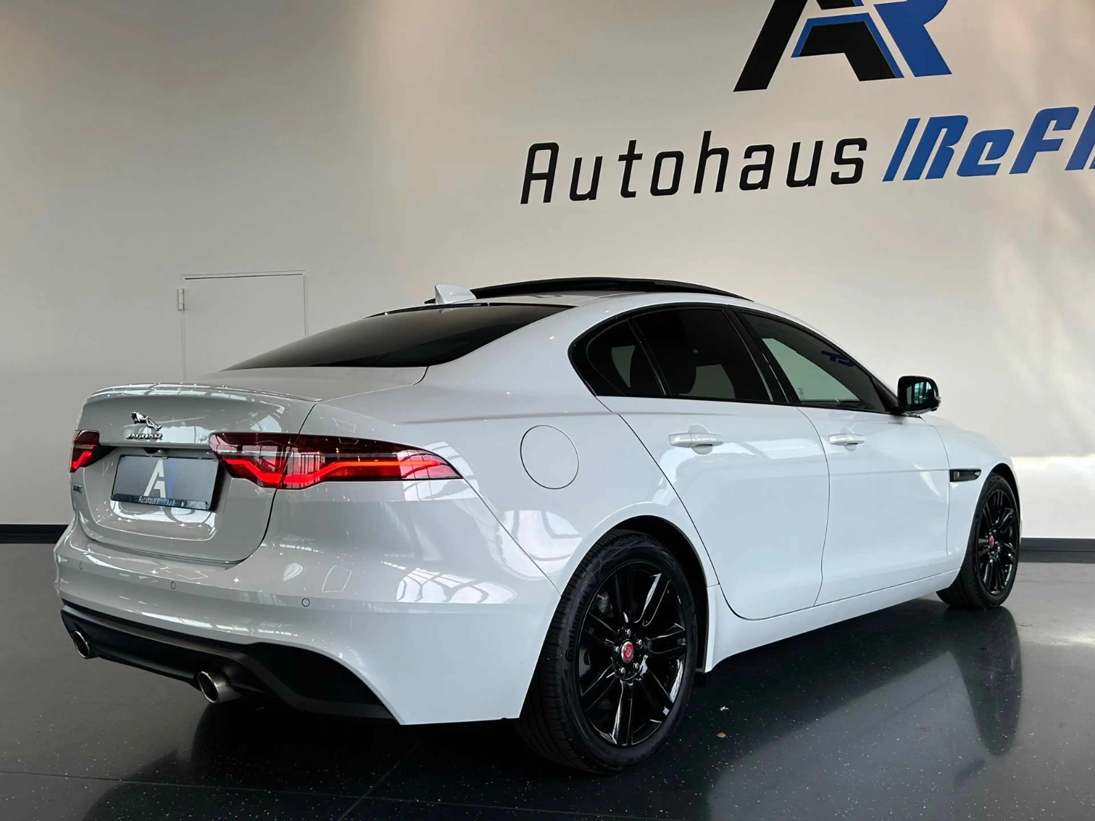Jaguar XE S R-DYNAMIC*360GRAD*SHZ*LED*PANORAMA*BLACK-LI — photo 8