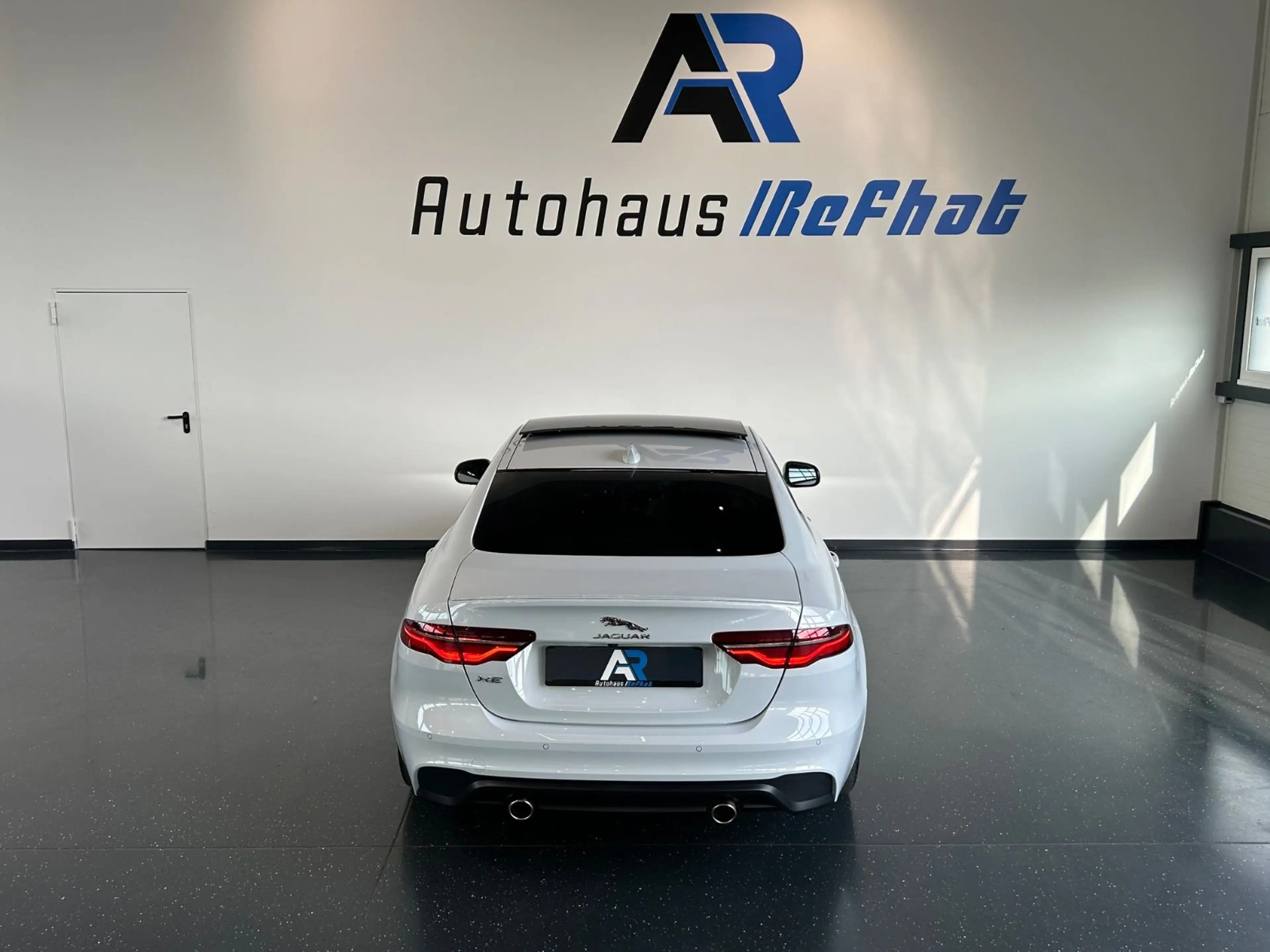 Jaguar XE S R-DYNAMIC*360GRAD*SHZ*LED*PANORAMA*BLACK-LI — photo 12