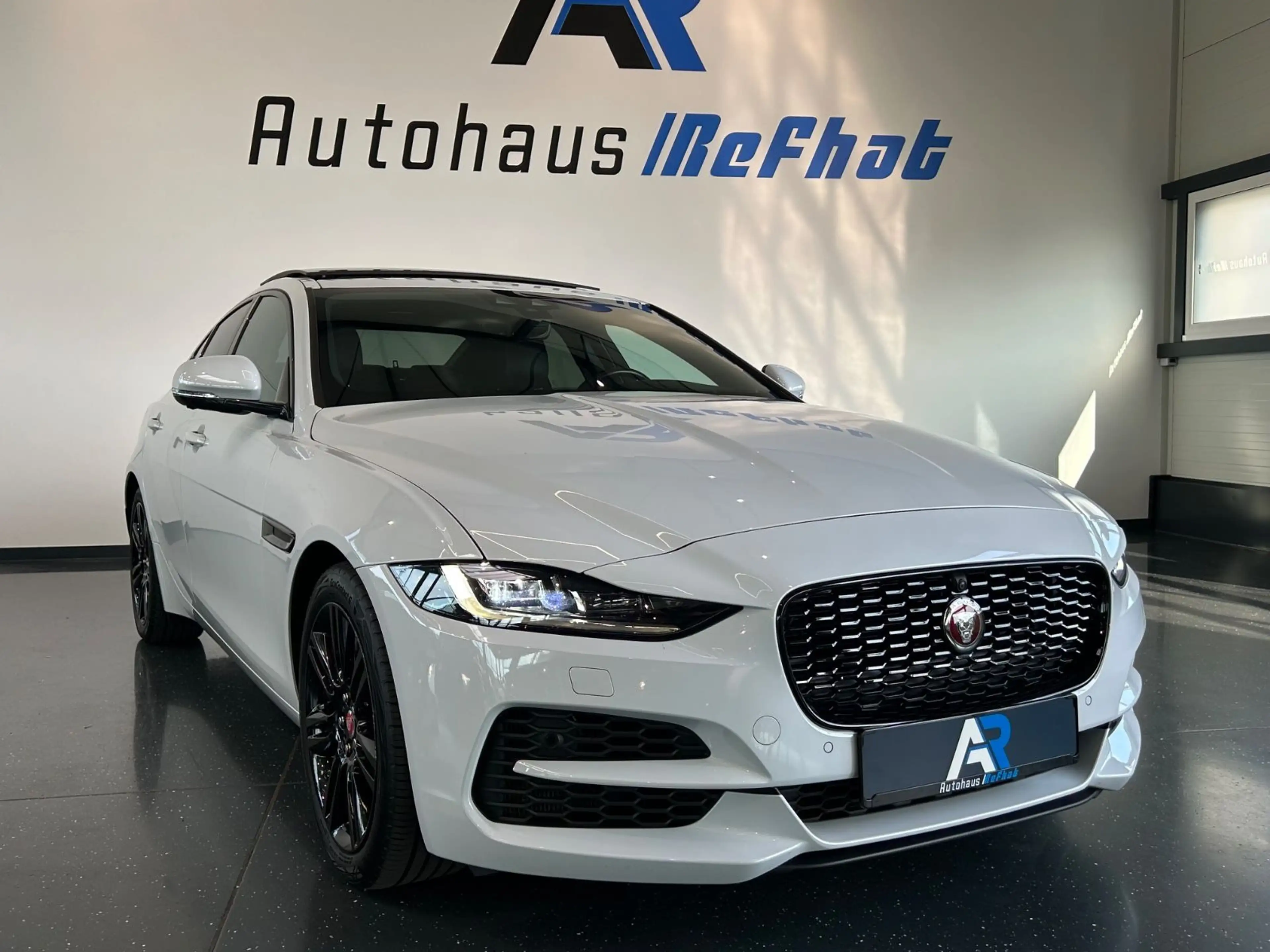Jaguar XE S R-DYNAMIC*360GRAD*SHZ*LED*PANORAMA*BLACK-LI — photo 7