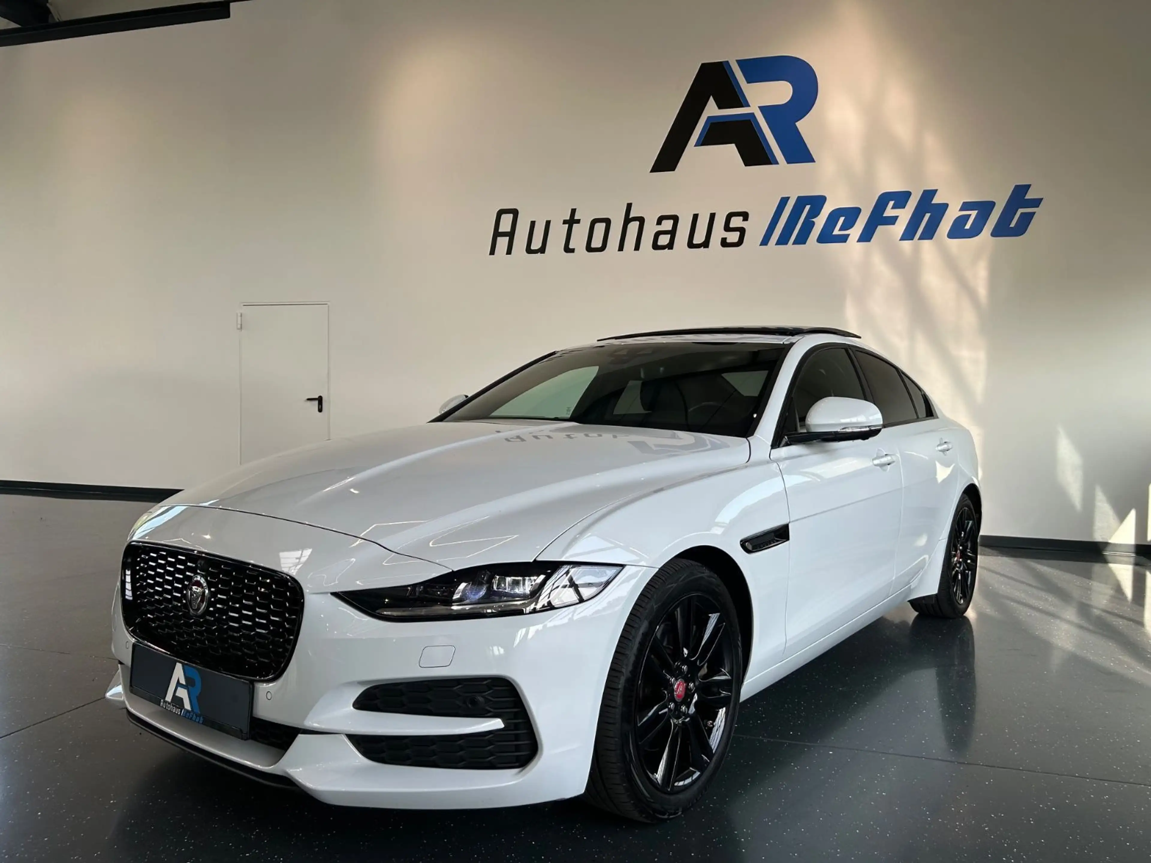 Jaguar XE S R-DYNAMIC*360GRAD*SHZ*LED*PANORAMA*BLACK-LI — photo 2