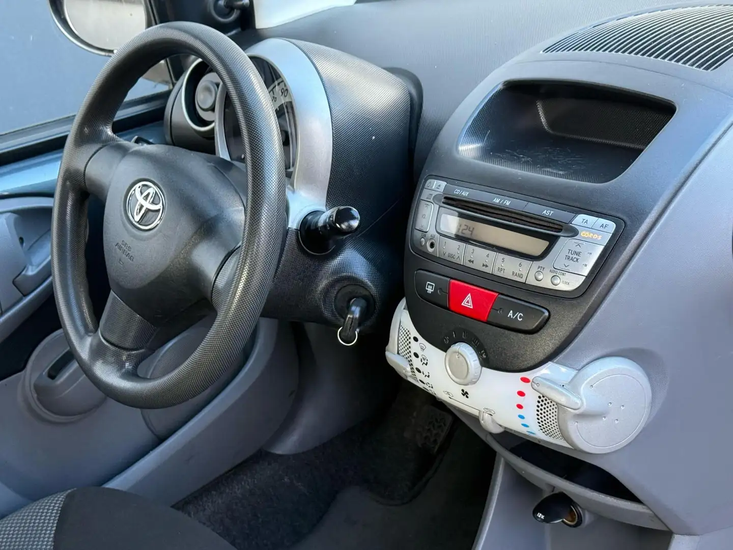 Toyota Aygo 1.0-12V Comfort Airco Electrisch ramen Nieuwe apk Gris - 2