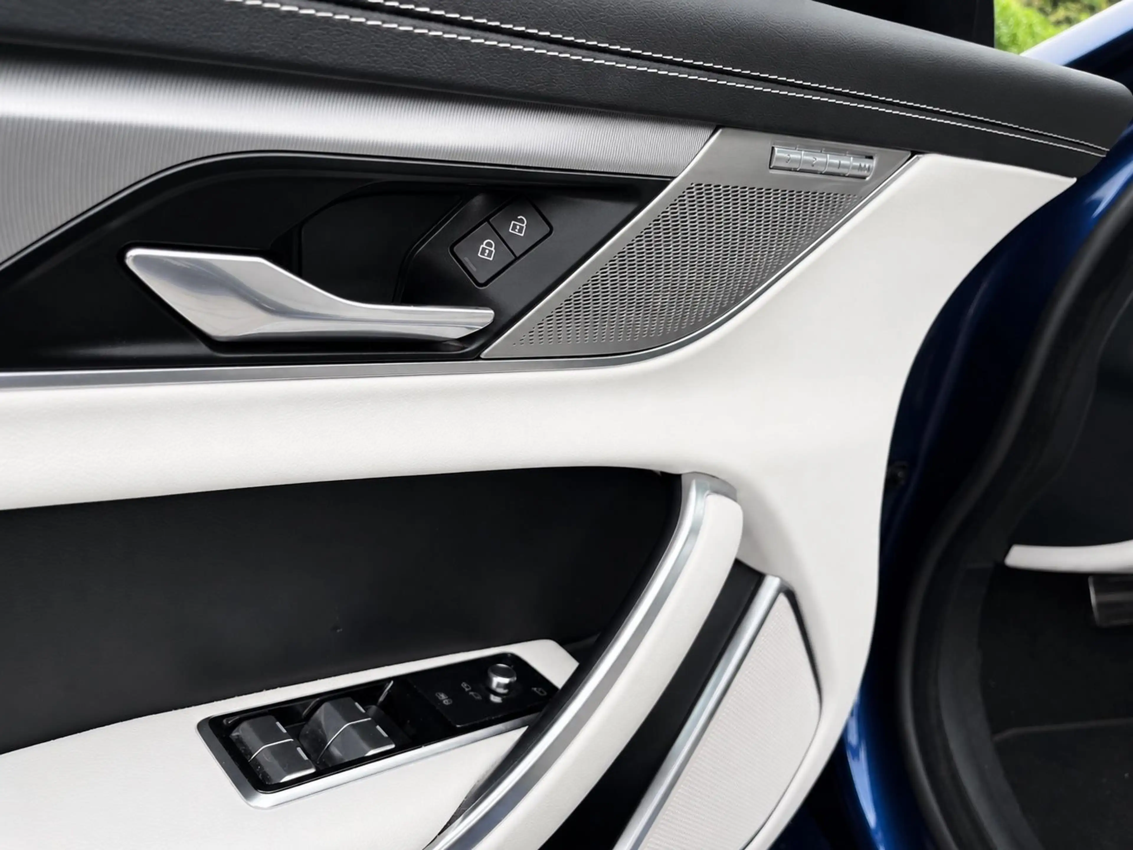 Jaguar XF Sportbrake R-Dynamic SE AWD LED 1.Hand !!!! — photo 9