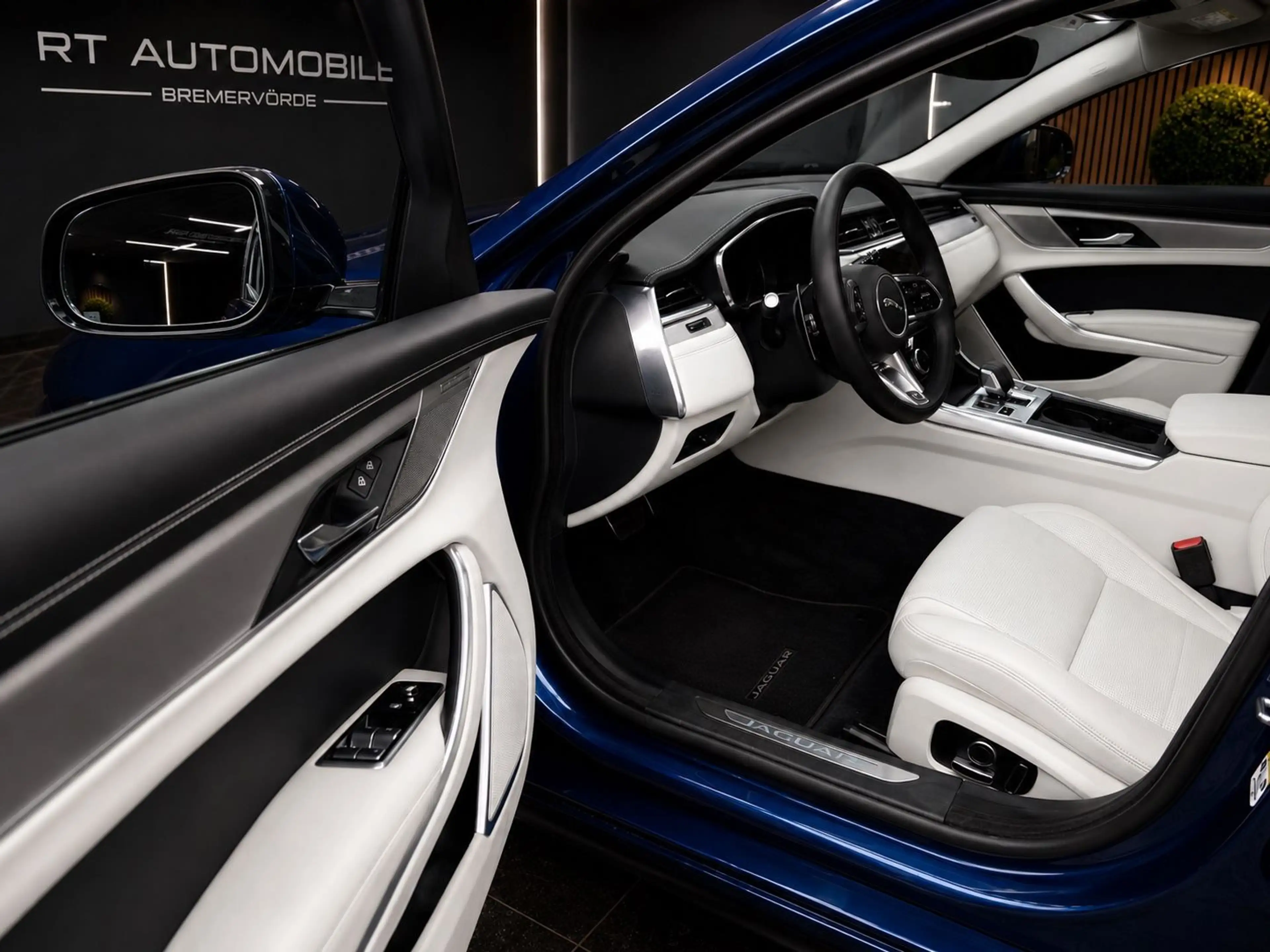 Jaguar XF Sportbrake R-Dynamic SE AWD LED 1.Hand !!!! — photo 13
