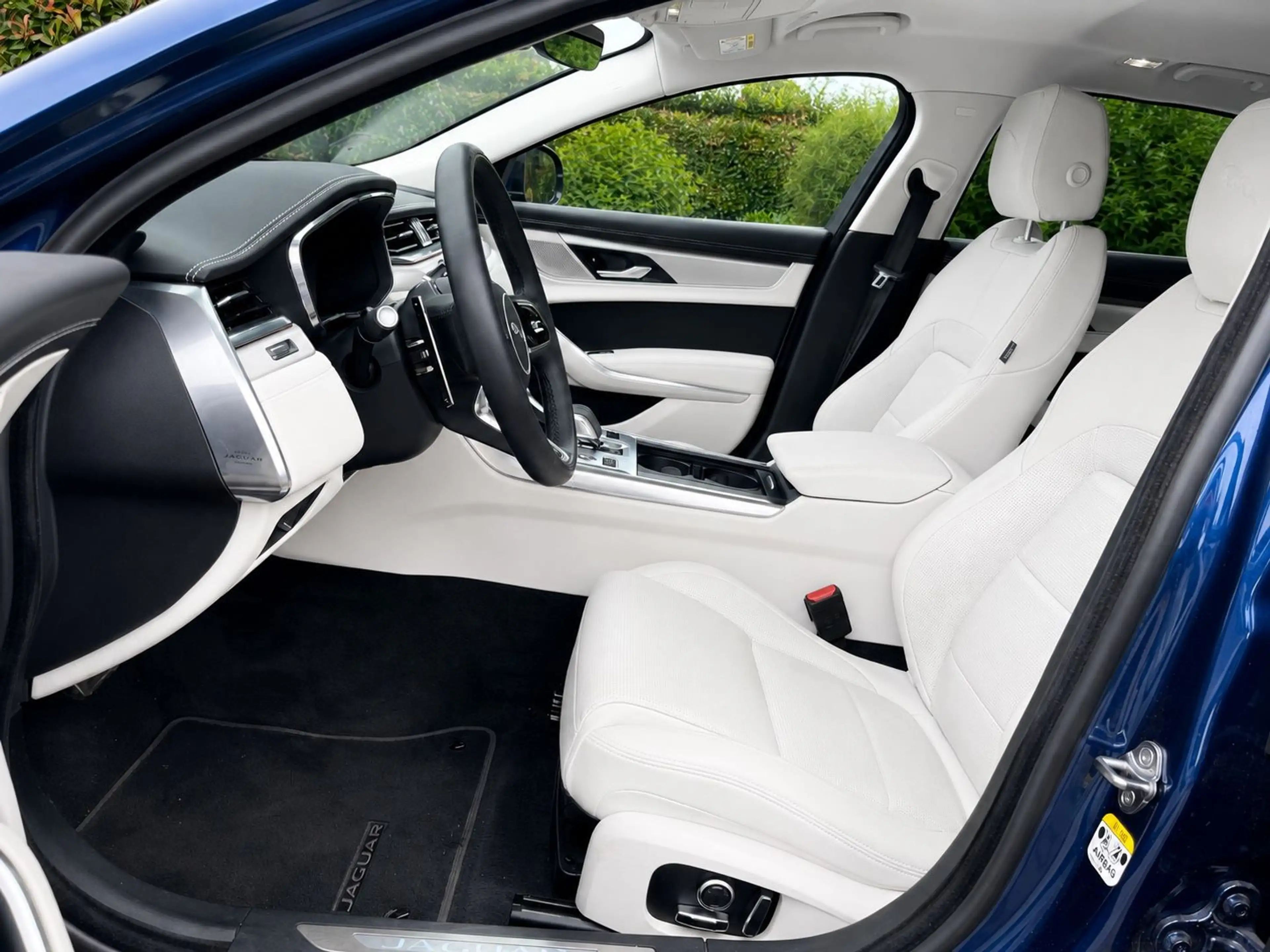 Jaguar XF Sportbrake R-Dynamic SE AWD LED 1.Hand !!!! — photo 10