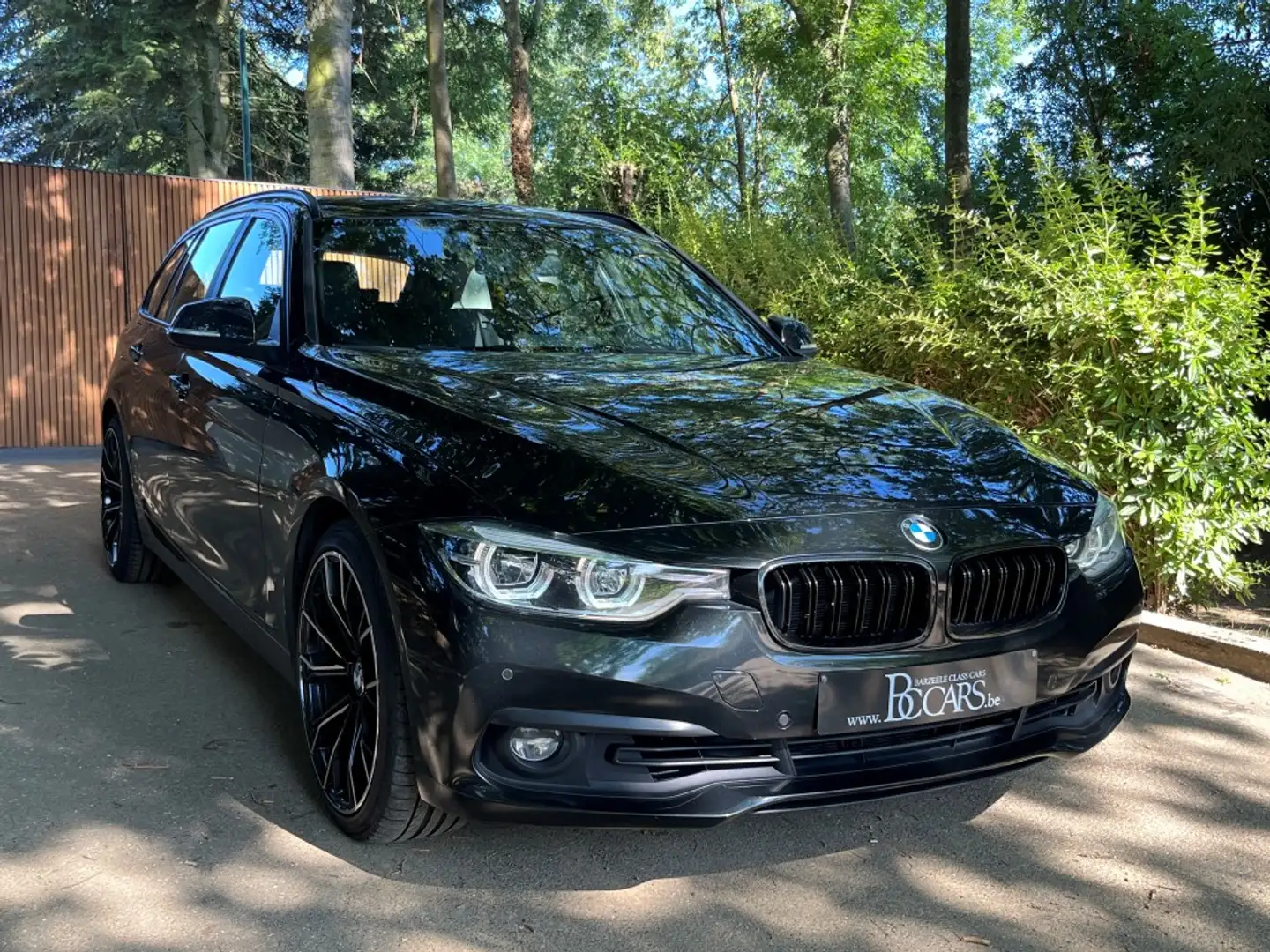 BMW 320 ia Faclift-Full Led-Navi Prof-Verwarmd Leer-Pdc19" Černá - 1