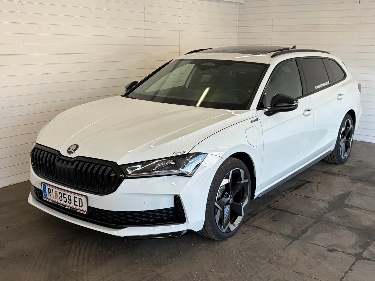 Skoda Superb Sportline iV TSI DSG Weiß - 1