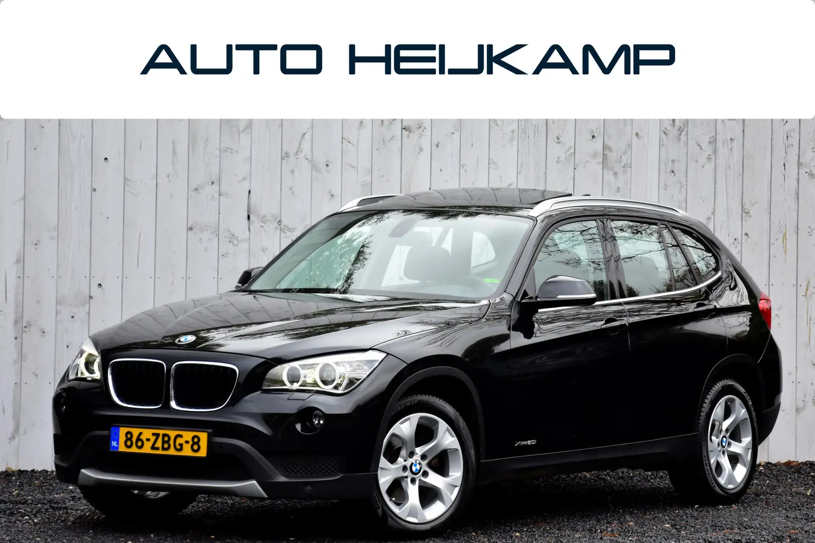 BMW X1 XDrive20i Upgrade Edition | Navigatie | Xenon | NL Zwart - 1