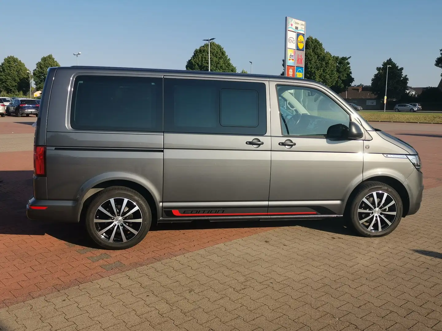 Volkswagen T6.1 Multivan inl. Winterreifen, Standheizung, Anhängerkupplung Grau - 2