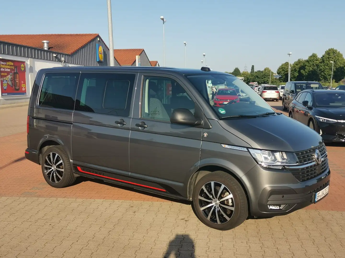Volkswagen T6.1 Multivan inl. Winterreifen, Standheizung, Anhängerkupplung Grau - 1