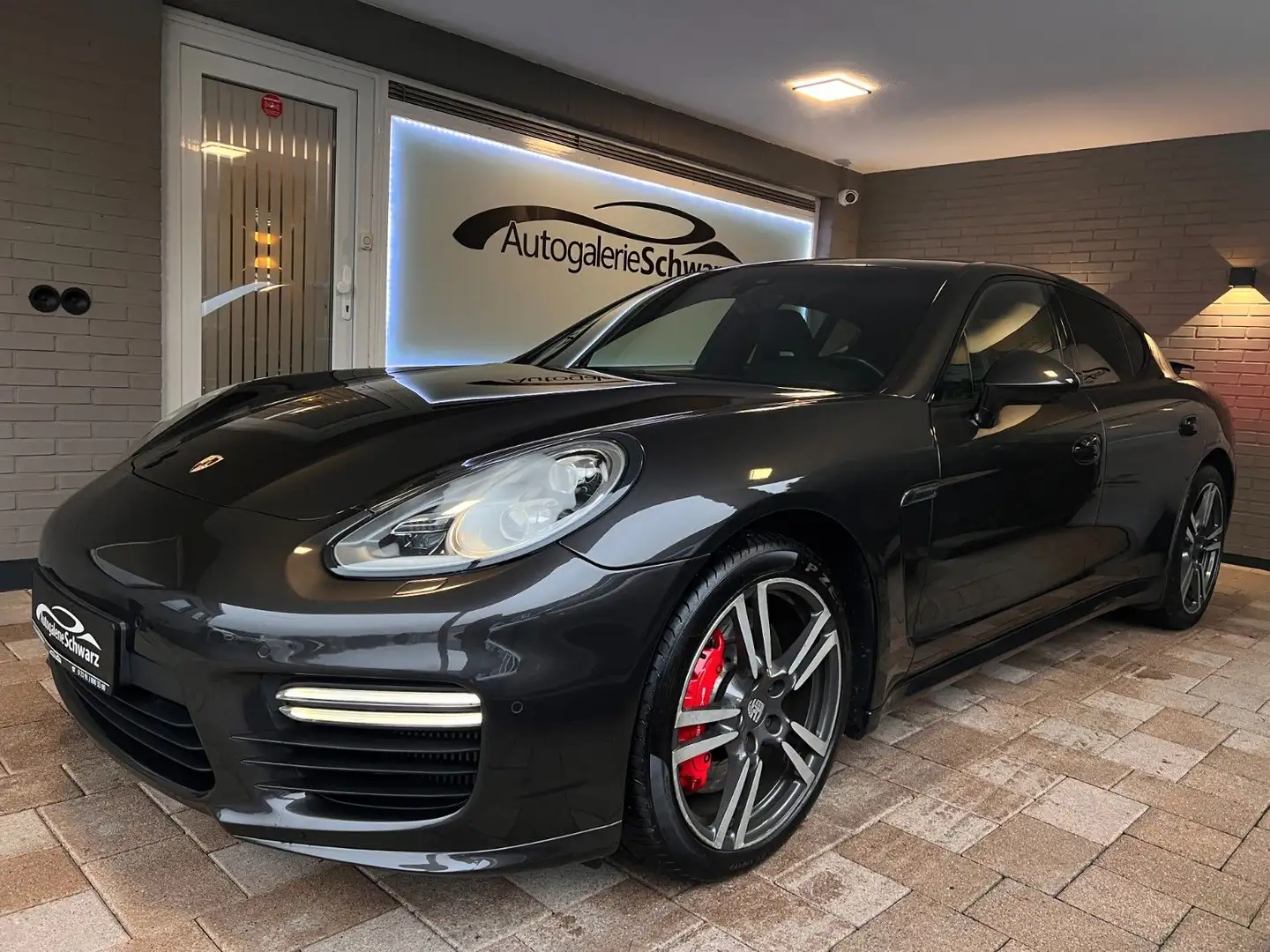 Porsche Panamera Turbo 2.HD DEUTSCH PDLS+360° AHK STDHZG Grau - 2