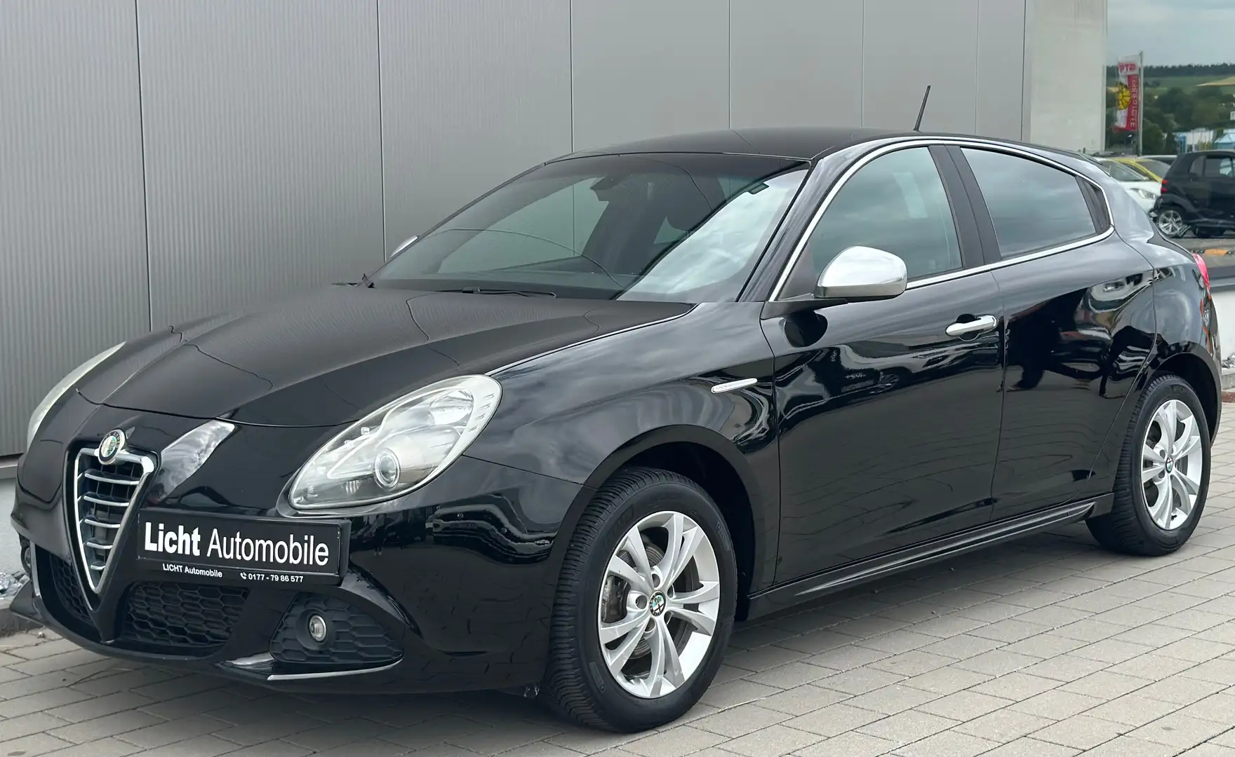Alfa Romeo Giulietta Turismo/2.Hand/Klima/Tempomat/PDC/FB/Radio/CD/ Schwarz - 1
