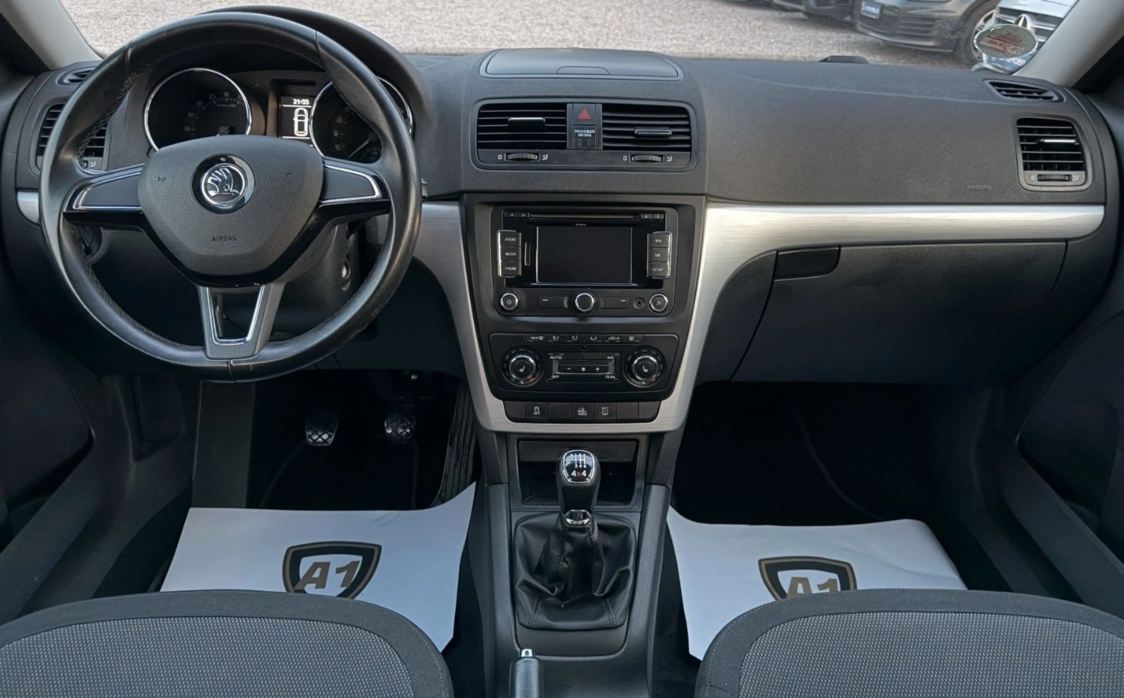 Skoda Yeti Ambition Outdoor 4x4°PANORAMA°NAVI°SHZ°PDC° — photo 9