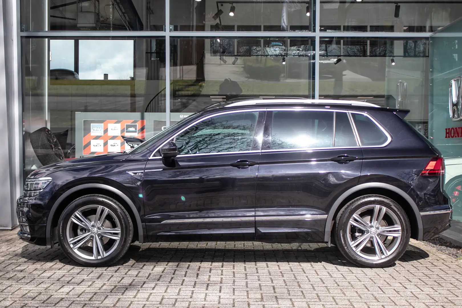 Volkswagen Tiguan 1.5 TSI ACT Highline Business R - DSG | Trekhaak w Schwarz - 2