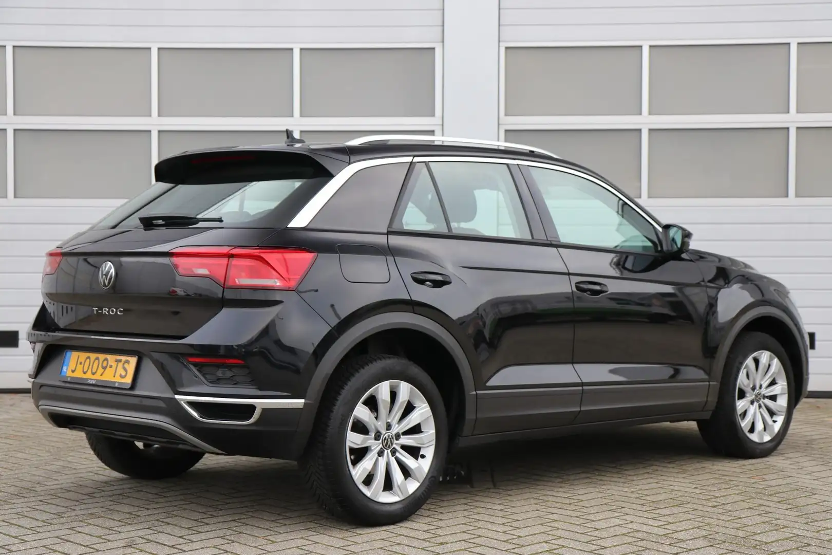 Volkswagen T-Roc 1.0 TSI 115pk Style Business | Navigatie | Achteru Noir - 2