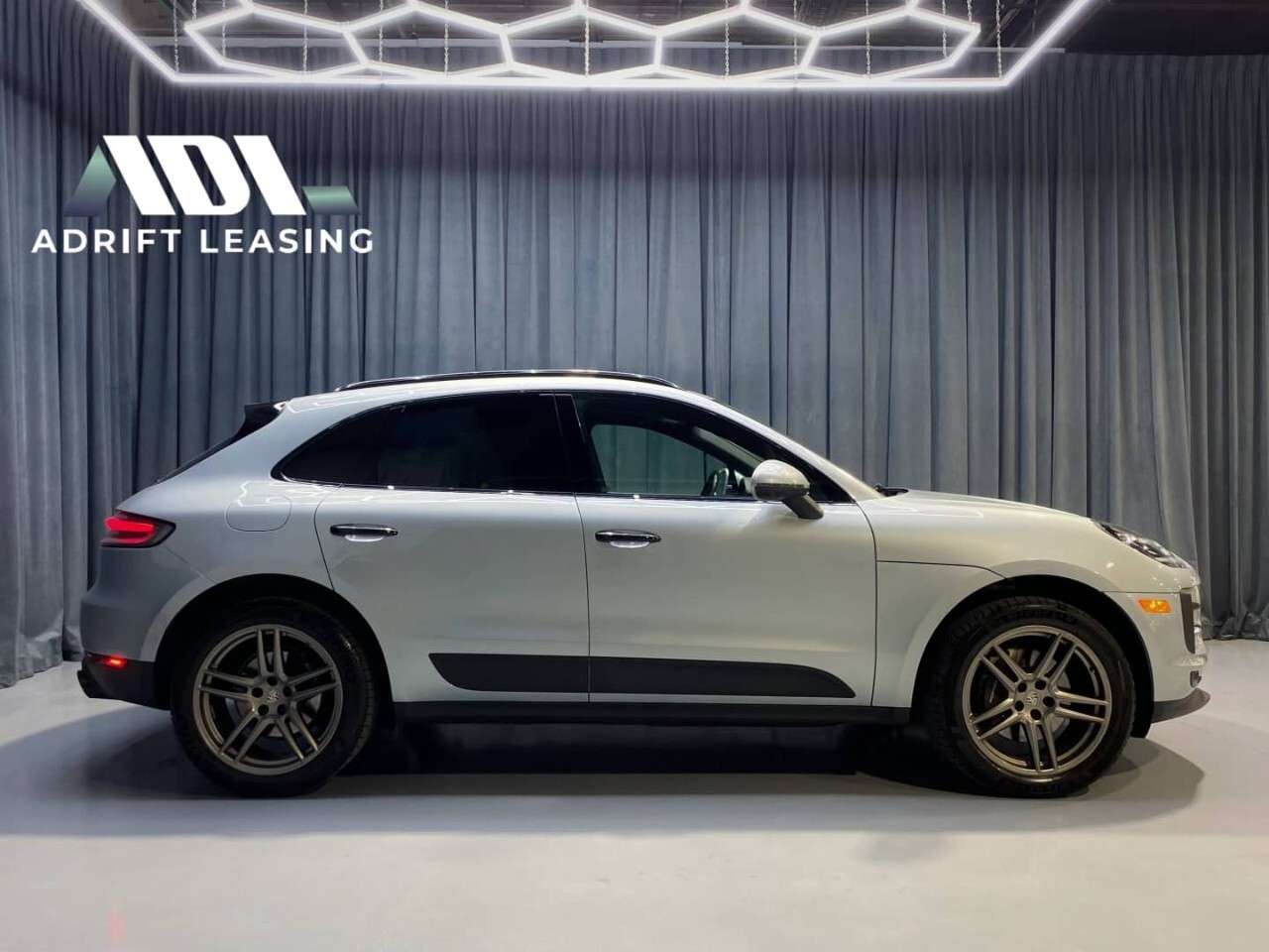 2021 Porsche Macan AWD alt 4