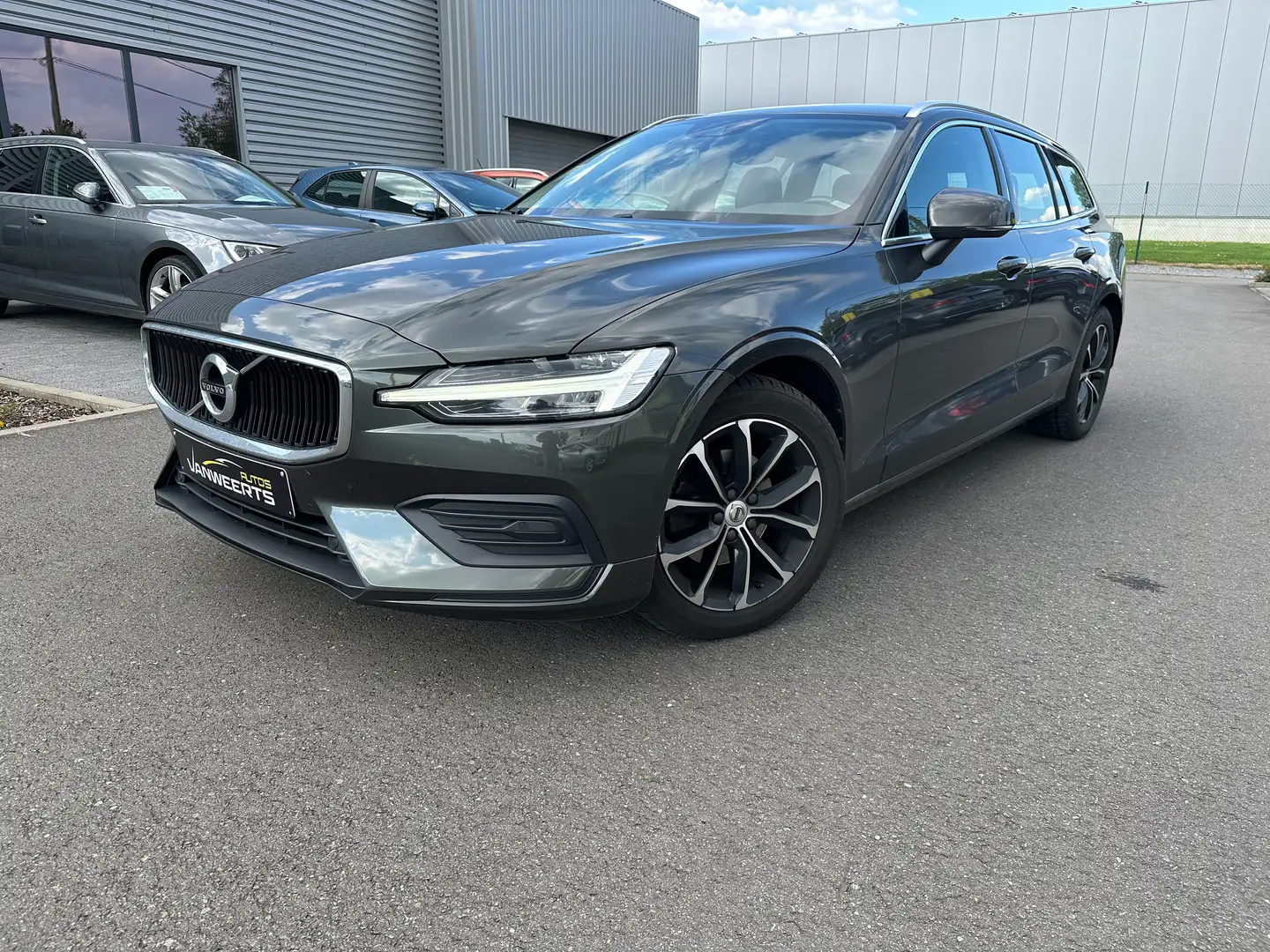 Volvo V60 2.0 D3 Momentum Pro Geartronic Gris - 1