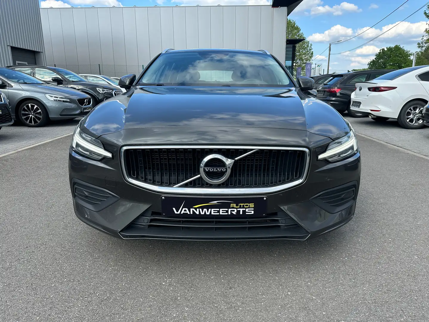 Volvo V60 2.0 D3 Momentum Pro Geartronic Gris - 2