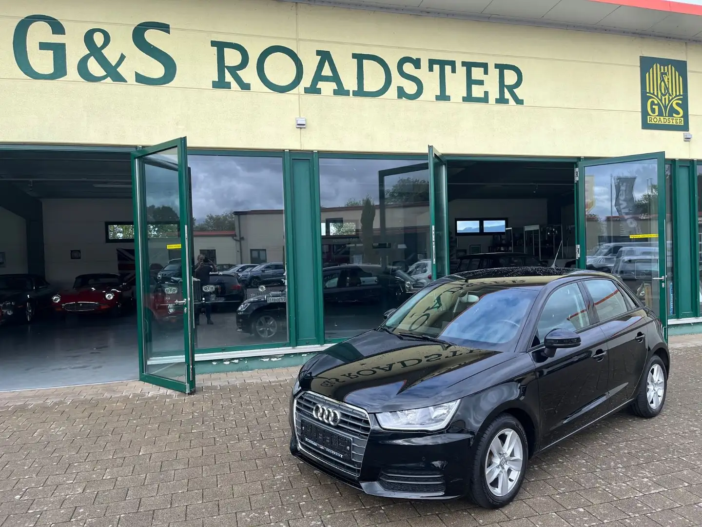 Audi A1 1.0 TFSI ultra Sportback Navi TÜV neu Schwarz - 1