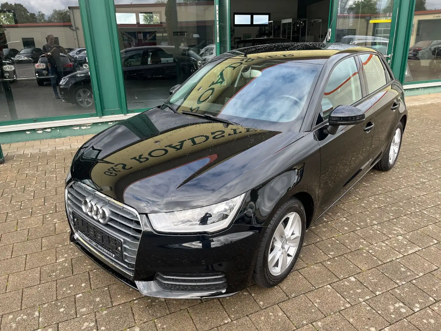 Audi A1 1.0 TFSI ultra Sportback Navi TÜV neu Schwarz - 2