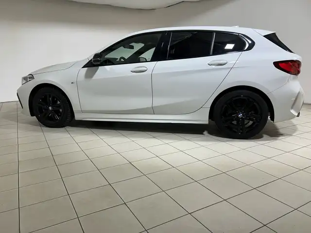 BMW 1 Series view 4