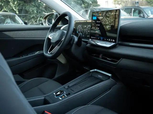 Volkswagen T-Roc view 13