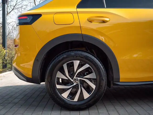 Volkswagen T-Roc view 9