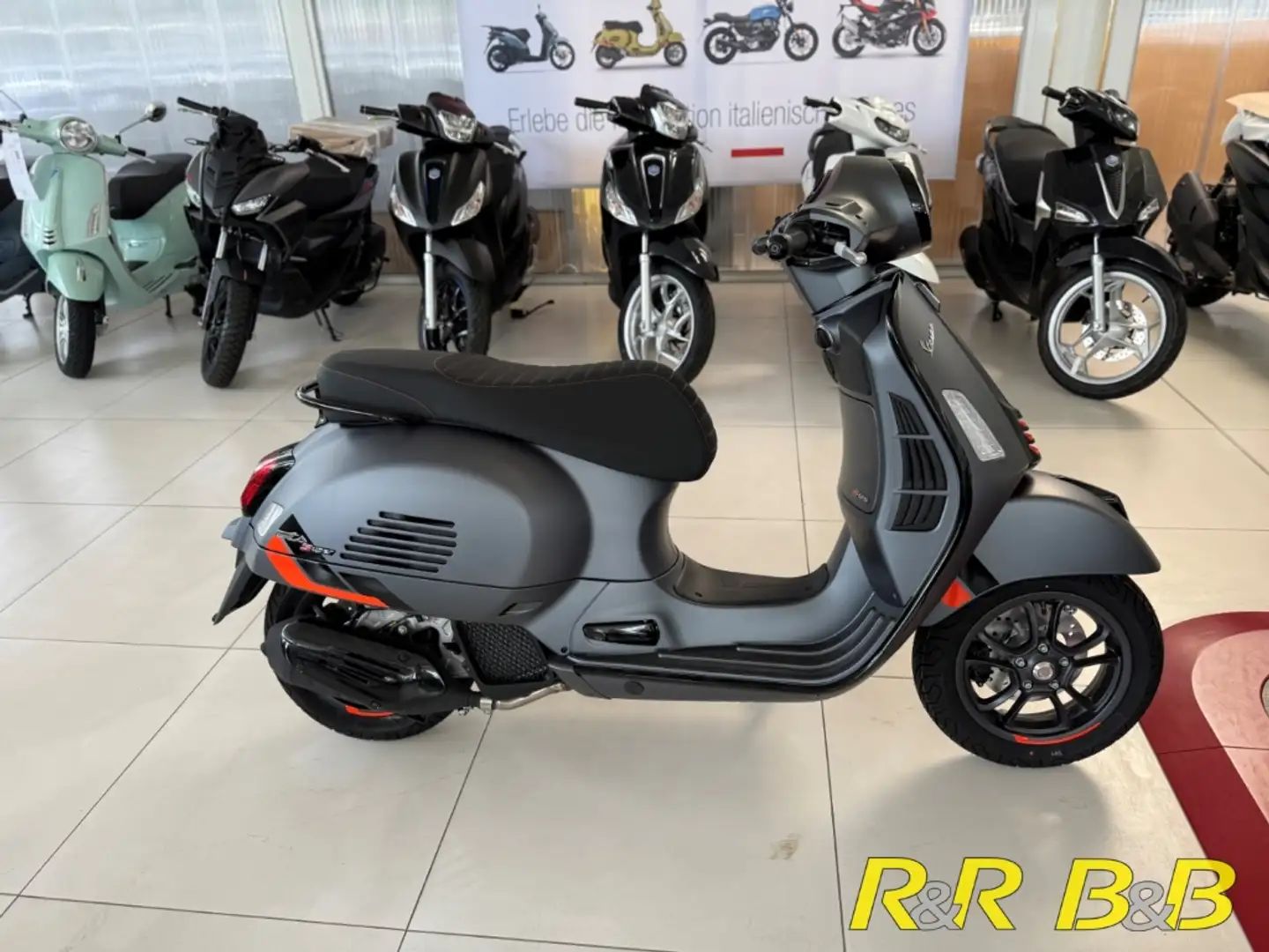 Vespa GTS 125 SuperSport E5+ AT KEYLESS+FSE+BT+USB+LED+ABS+GARAN Grijs - 2