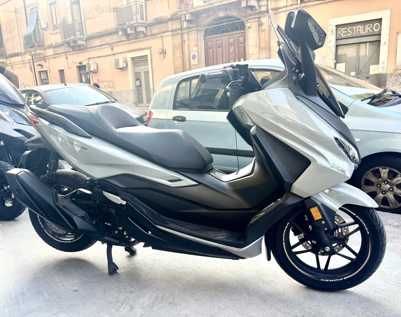Honda Forza 350 Deluxe - 1