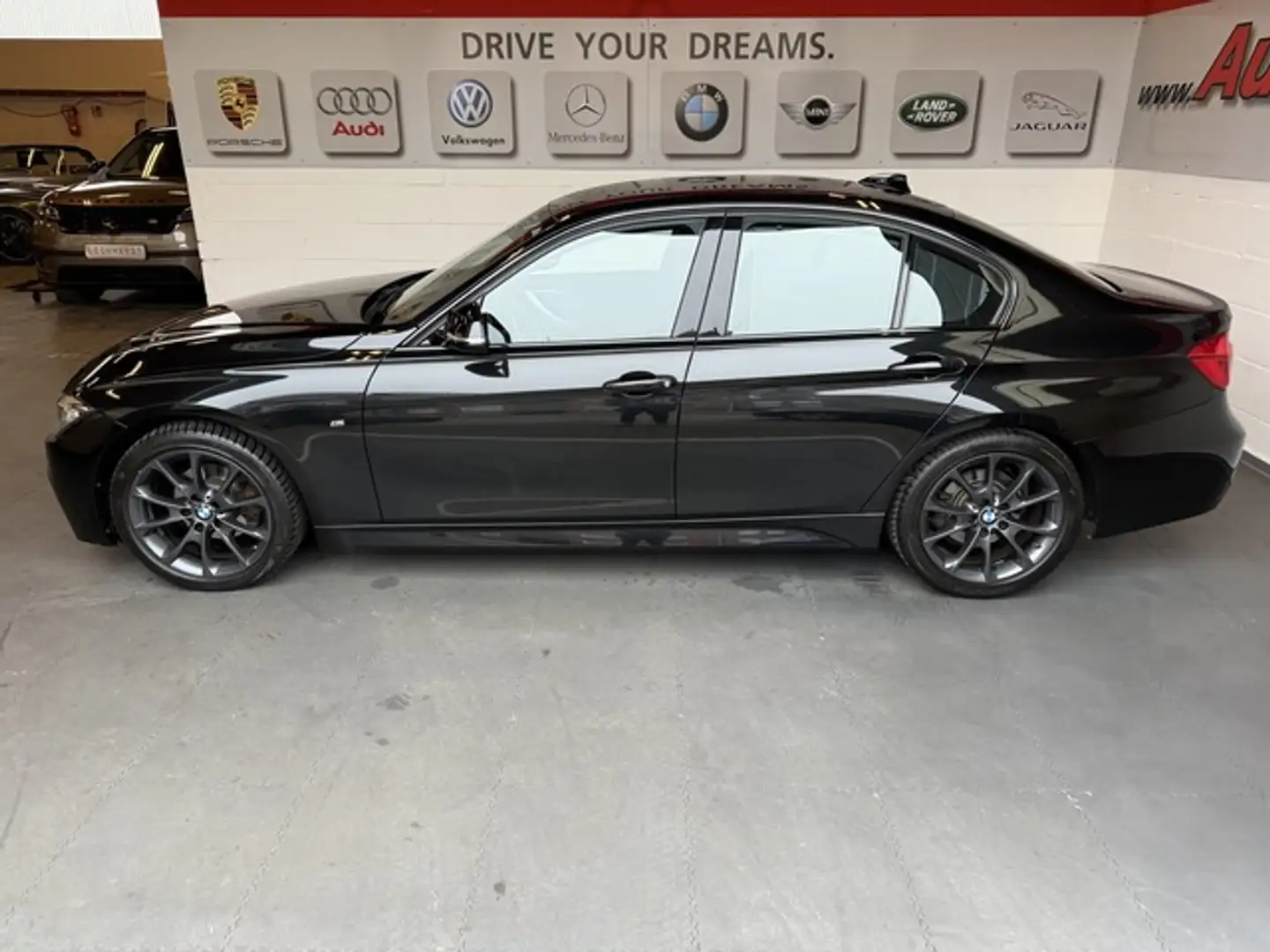 BMW 318 i M Sport *M-Paket*Navi*BMW Scheckheft*Top** ***** Schwarz - 2
