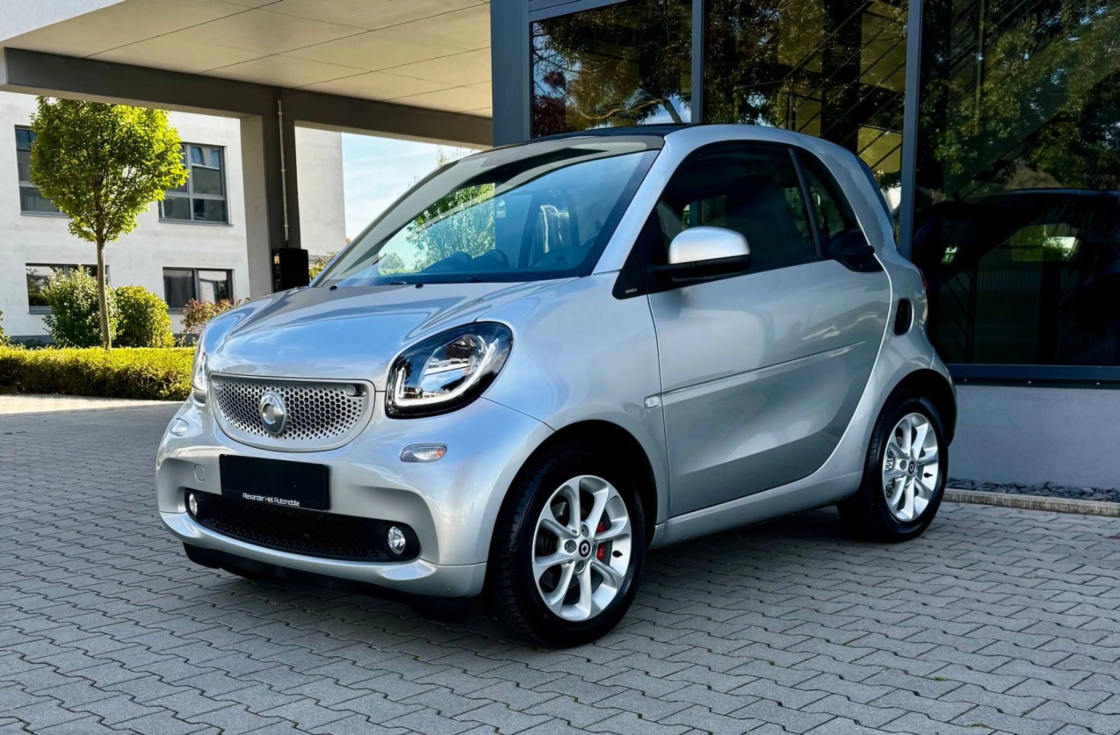 smart forTwo Coupe*AUTOM*WENIG KM*PANO*NAVI*KLIMA*LED*