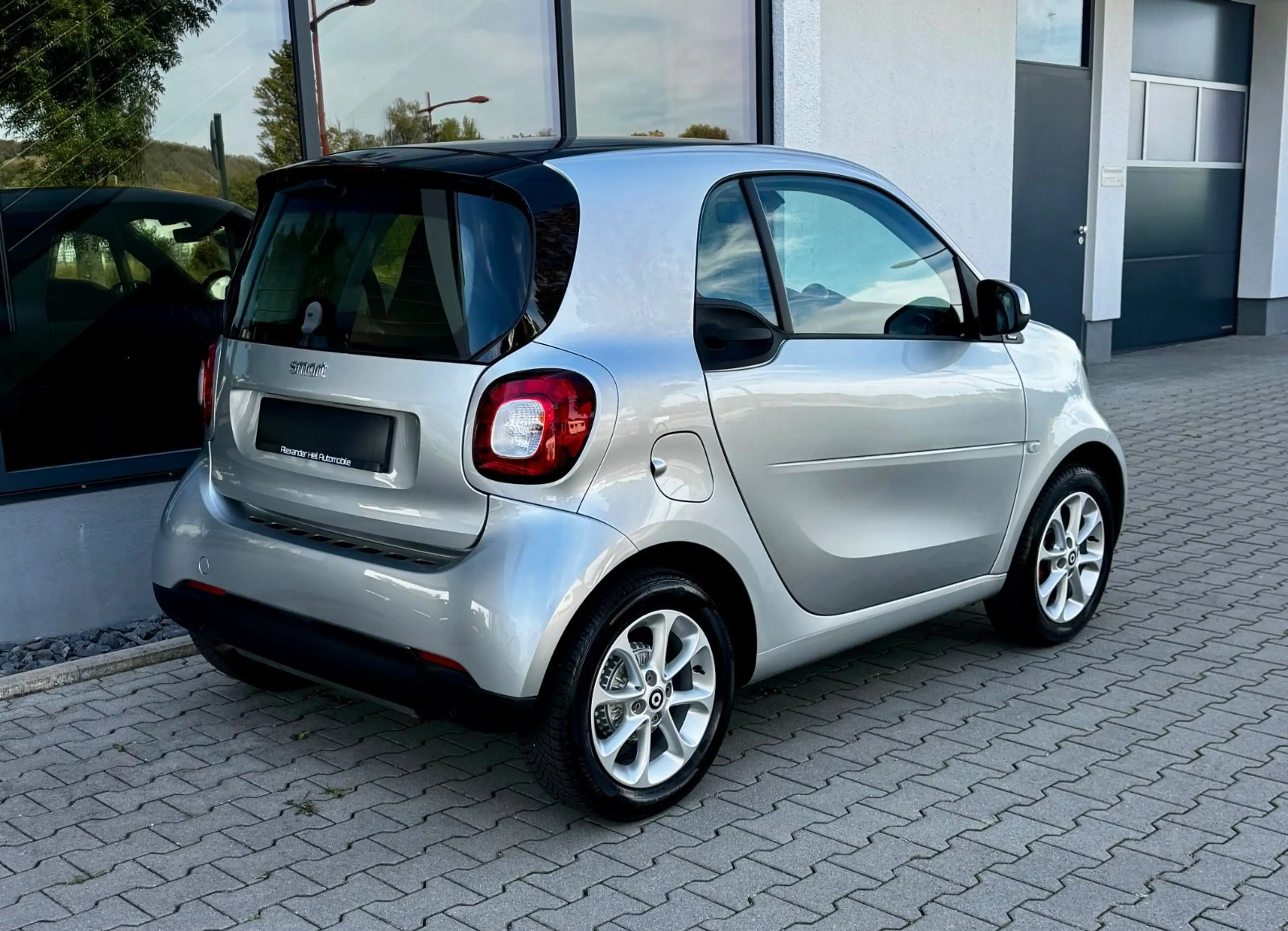 smart forTwo Coupe*AUTOM*WENIG KM*PANO*NAVI*KLIMA*LED* — photo 9