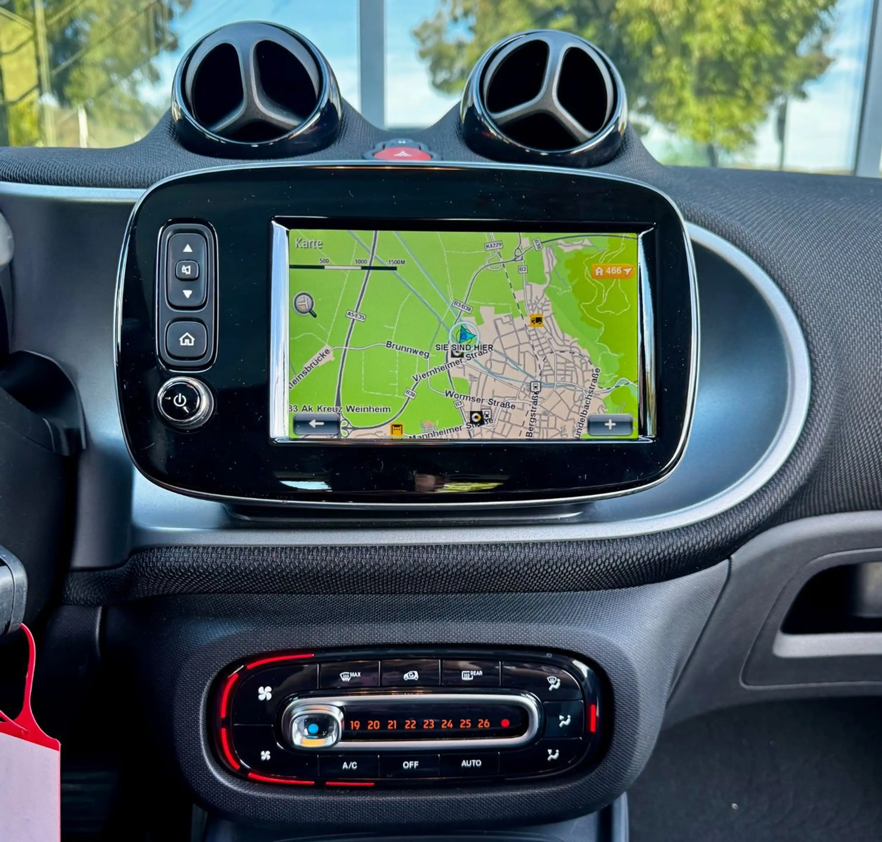 smart forTwo Coupe*AUTOM*WENIG KM*PANO*NAVI*KLIMA*LED* — photo 15