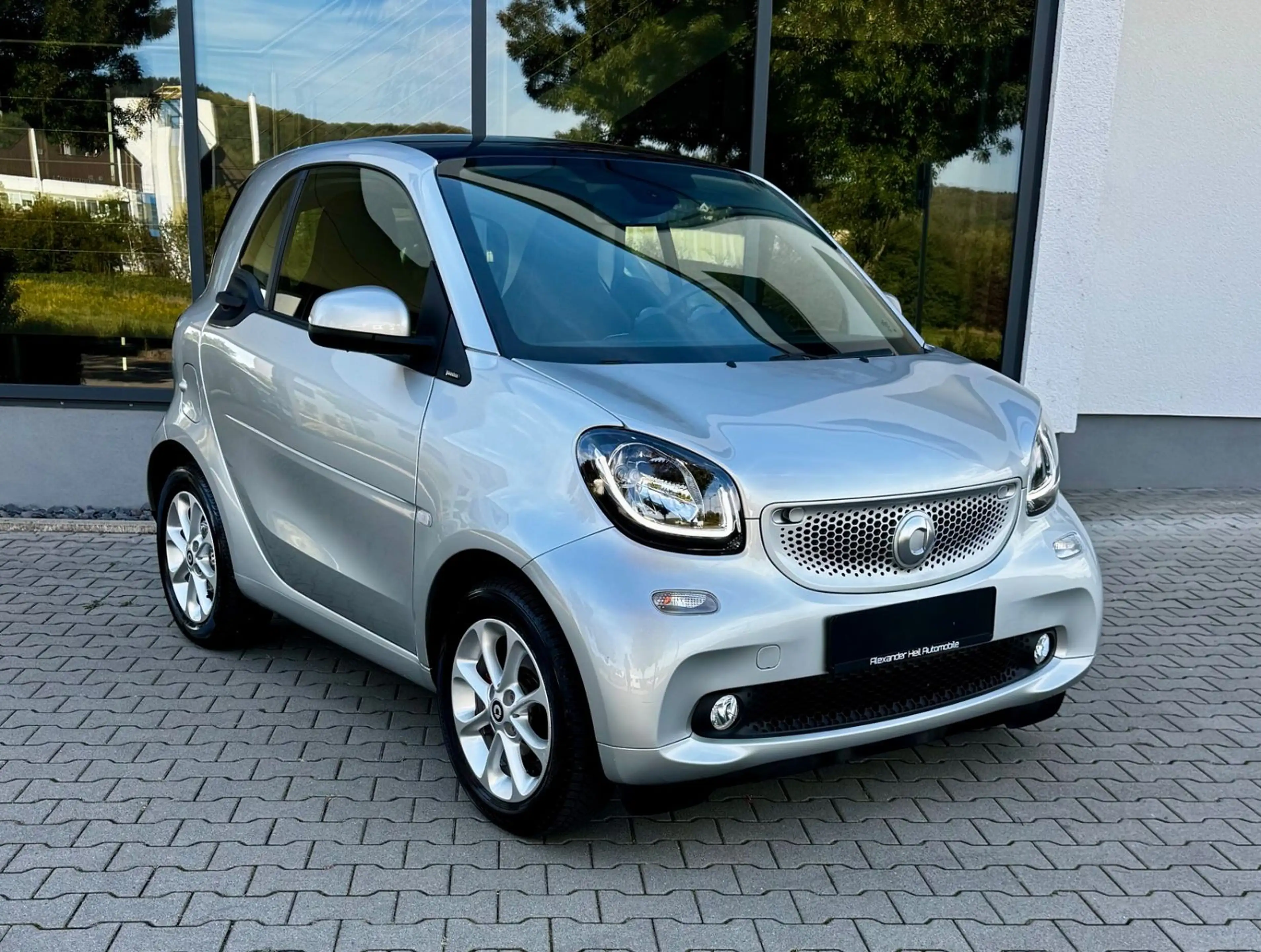 smart forTwo Coupe*AUTOM*WENIG KM*PANO*NAVI*KLIMA*LED* — photo 2