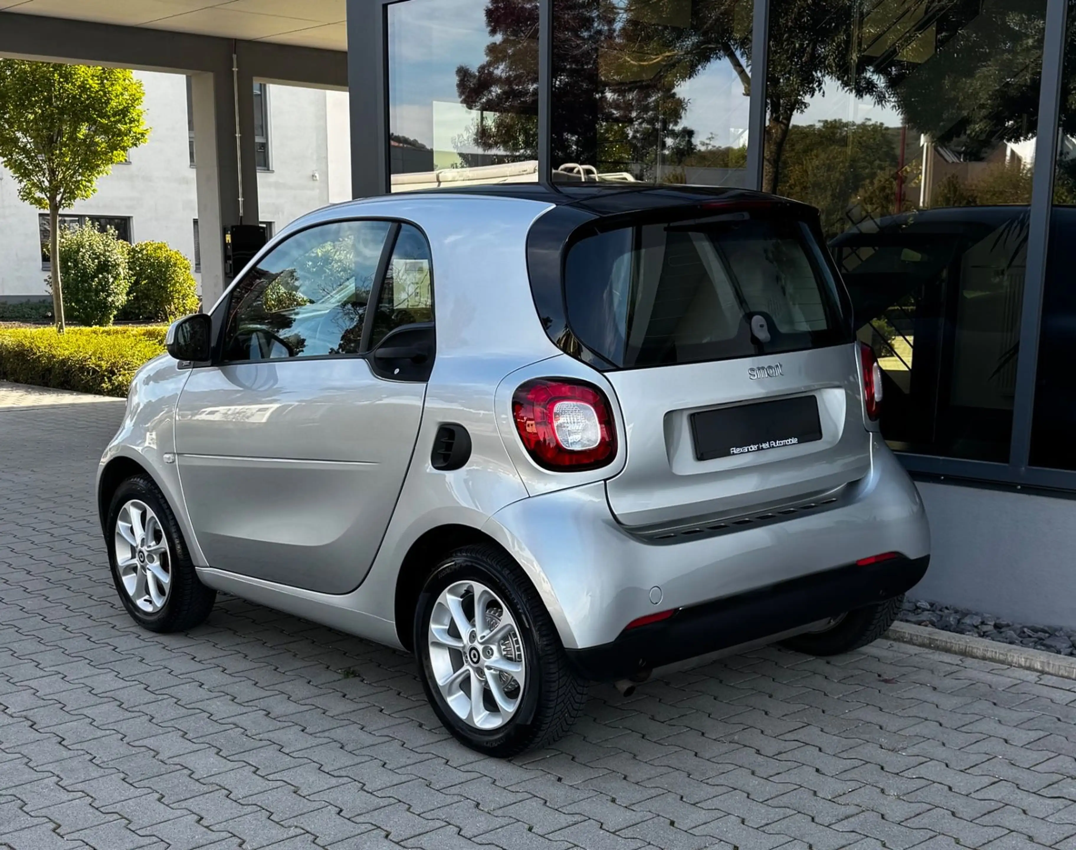 smart forTwo Coupe*AUTOM*WENIG KM*PANO*NAVI*KLIMA*LED* — photo 6