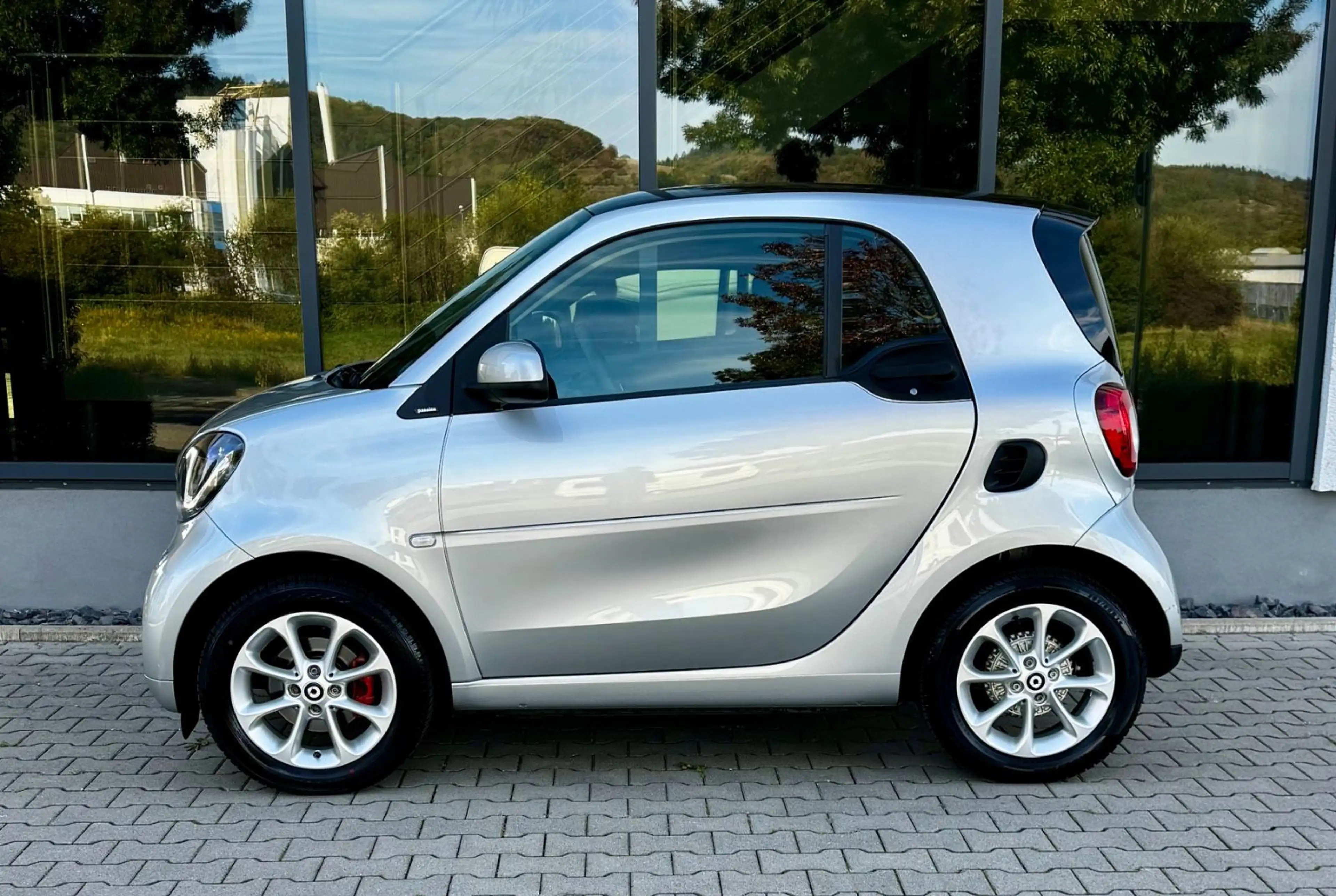 smart forTwo Coupe*AUTOM*WENIG KM*PANO*NAVI*KLIMA*LED* — photo 5