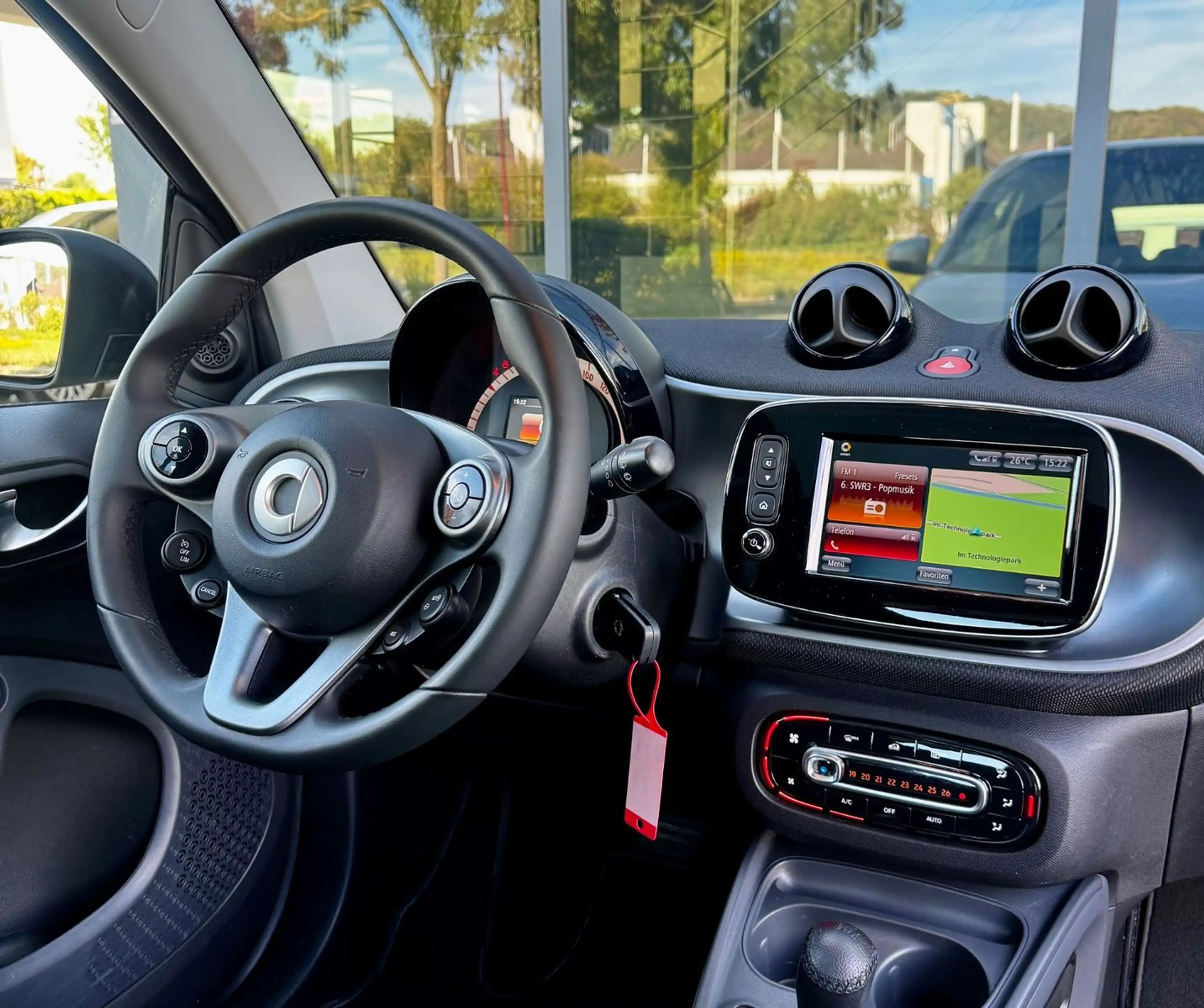 smart forTwo Coupe*AUTOM*WENIG KM*PANO*NAVI*KLIMA*LED* — photo 13