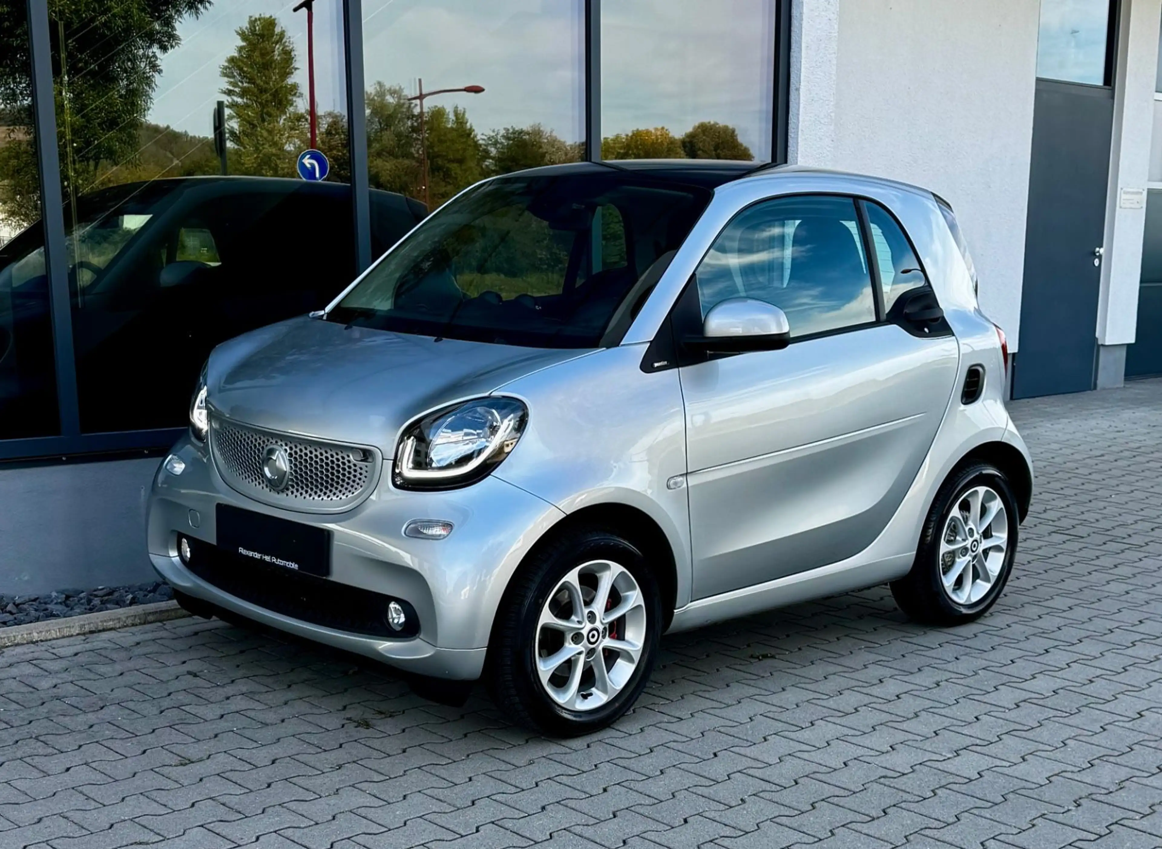 smart forTwo Coupe*AUTOM*WENIG KM*PANO*NAVI*KLIMA*LED* — photo 4