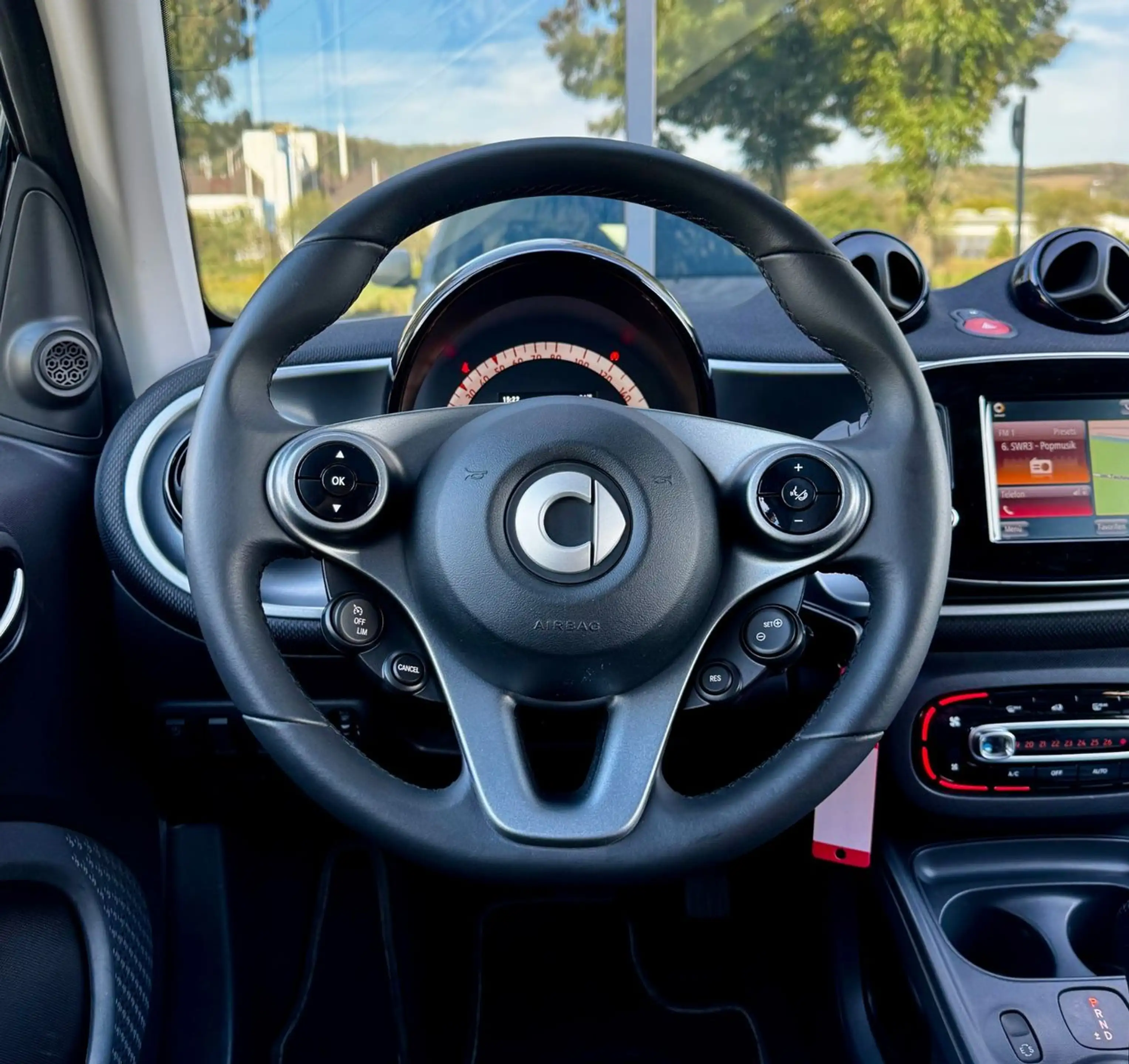 smart forTwo Coupe*AUTOM*WENIG KM*PANO*NAVI*KLIMA*LED* — photo 14