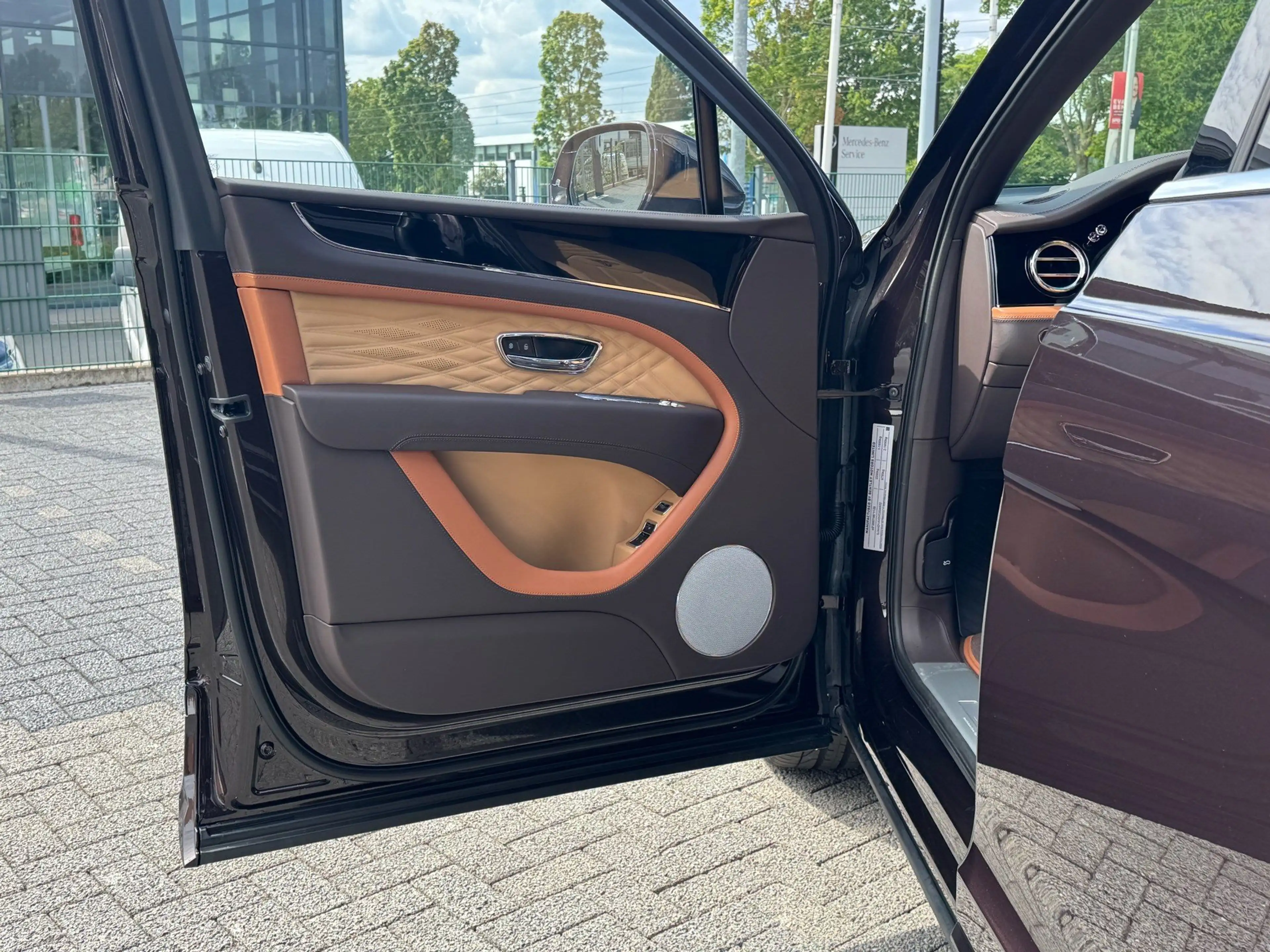 Bentley Bentayga V8 EWB Artenara Edition *AHVZ* — photo 9