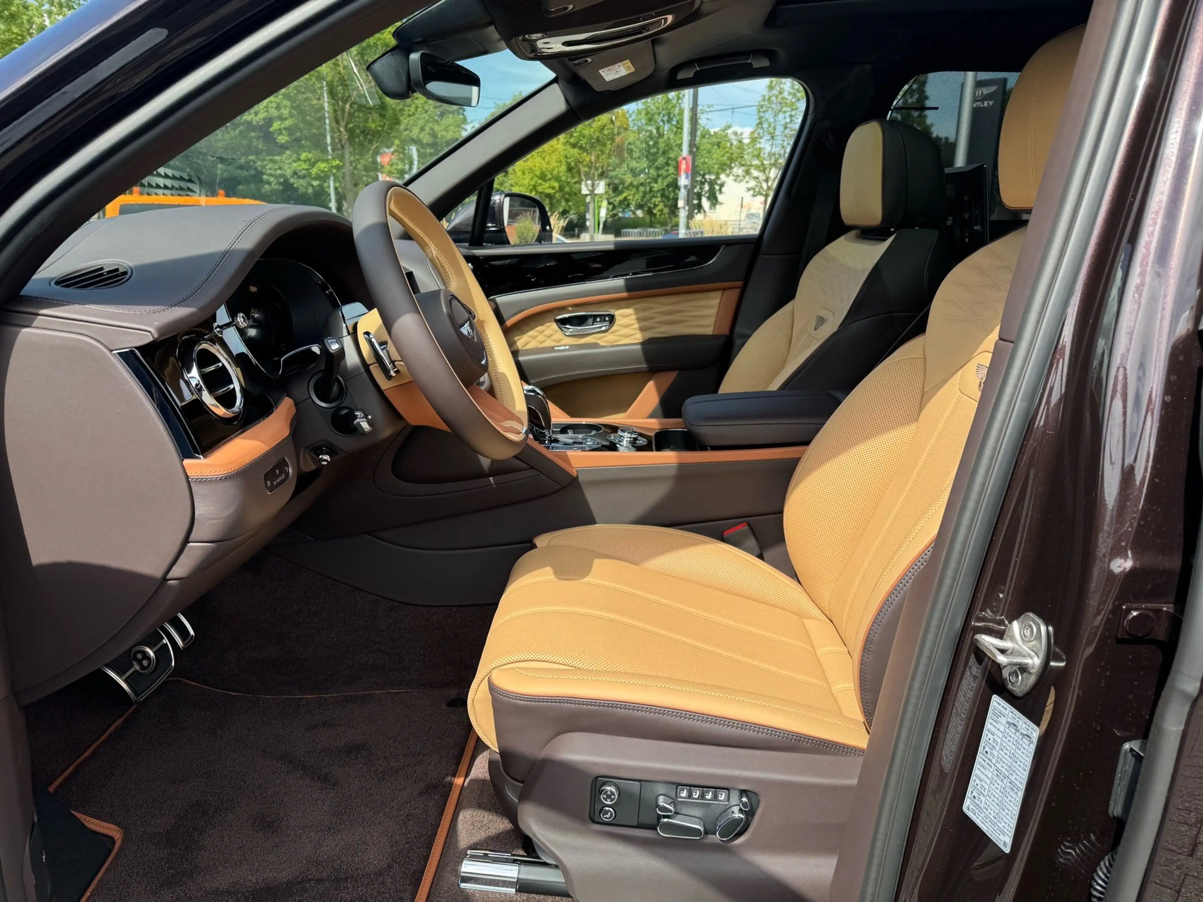 Bentley Bentayga V8 EWB Artenara Edition *AHVZ* — photo 10