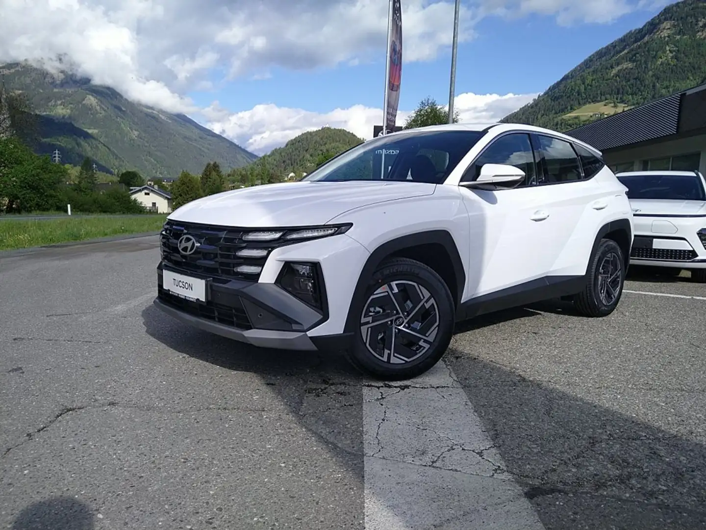 Hyundai TUCSON NX4 Smart Line 1,6 T-GDi HEV 4WD Winterpaket Weiß - 2