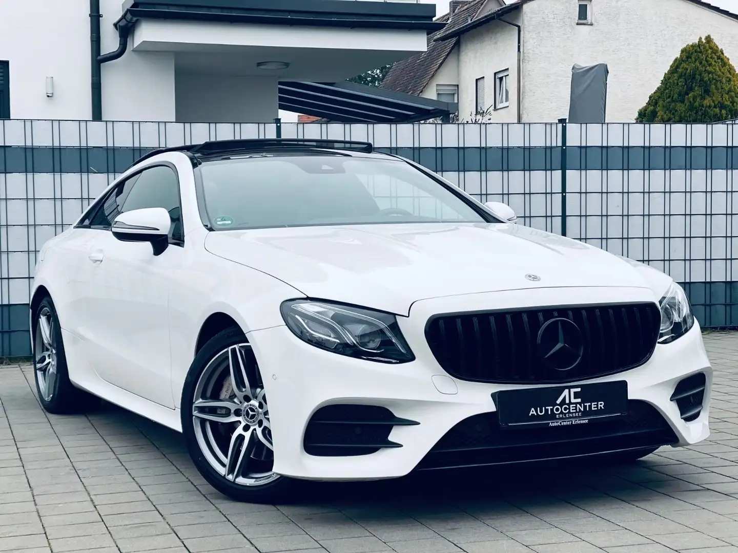 Mercedes-Benz E 300 Coupe AMG Line WIDE-PANO-MULTI BEAM-KAMERA Weiß - 1