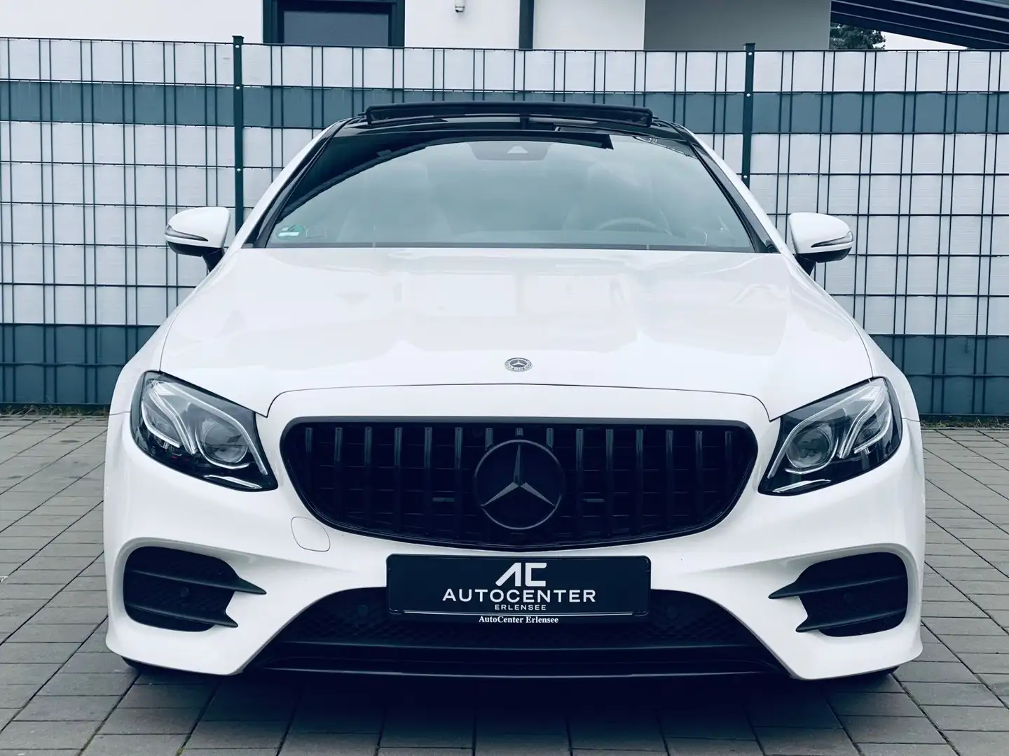 Mercedes-Benz E 300 Coupe AMG Line WIDE-PANO-MULTI BEAM-KAMERA Weiß - 2