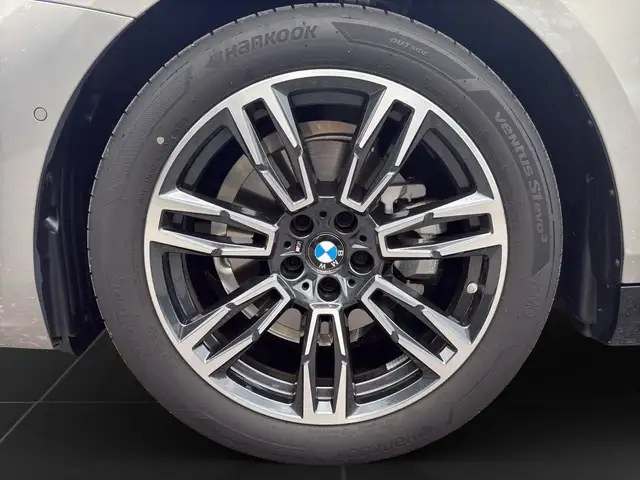 BMW 5 Series view 8