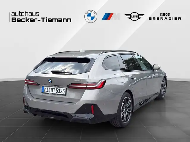 BMW 5 Series view 6
