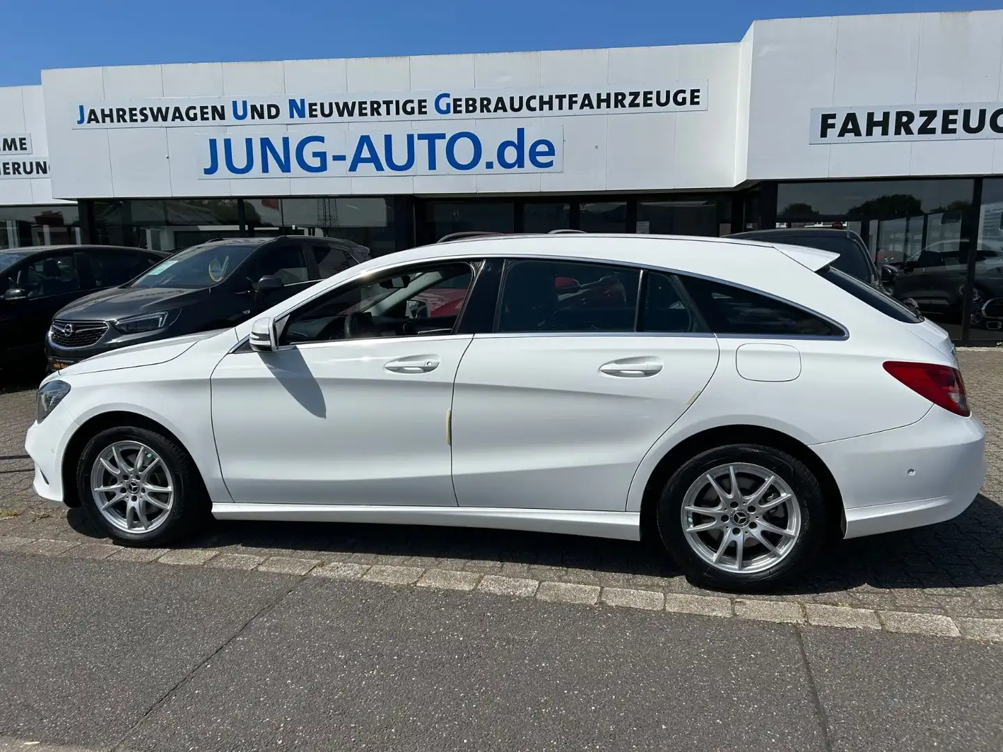 Mercedes-Benz CLA 180 NAVI KEYLESS SITZHZG. GAR Weiß - 1