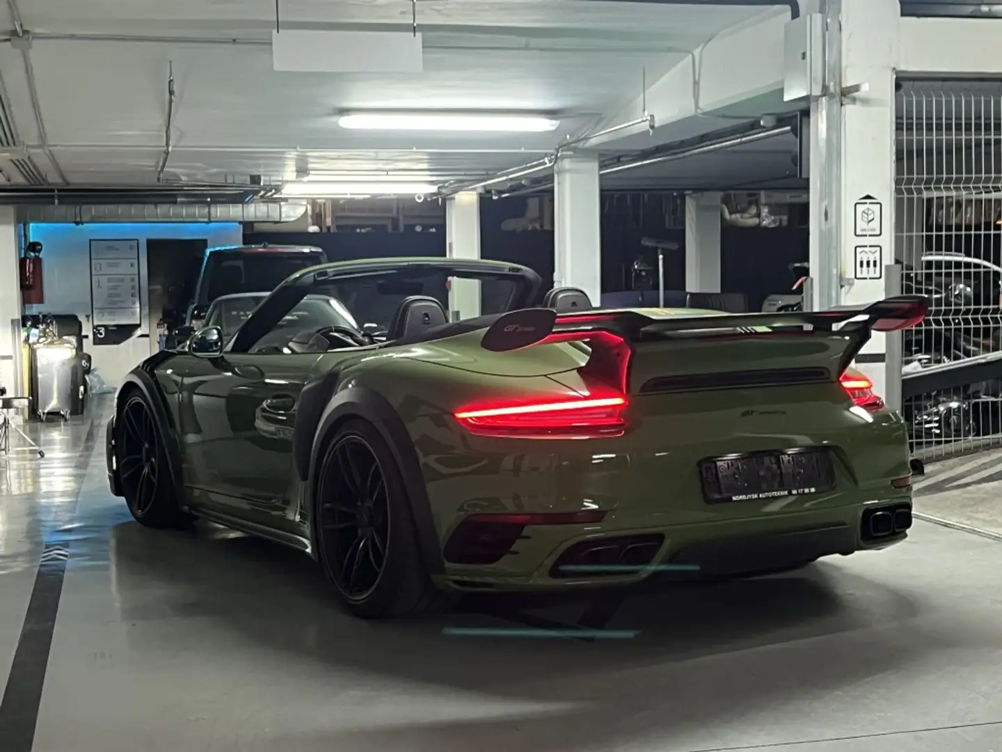 Porsche 991 Turbo S Cabriolet PDK Verde - 2