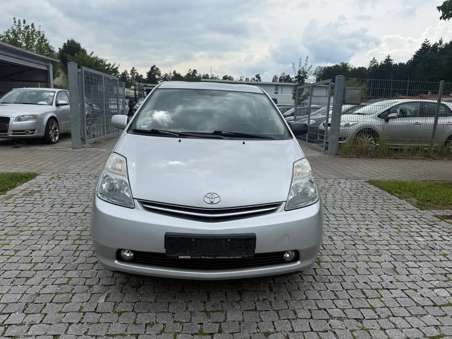 Toyota Prius Sol - TÜV 03.2026. - Kamera - Navi - Gris - 2